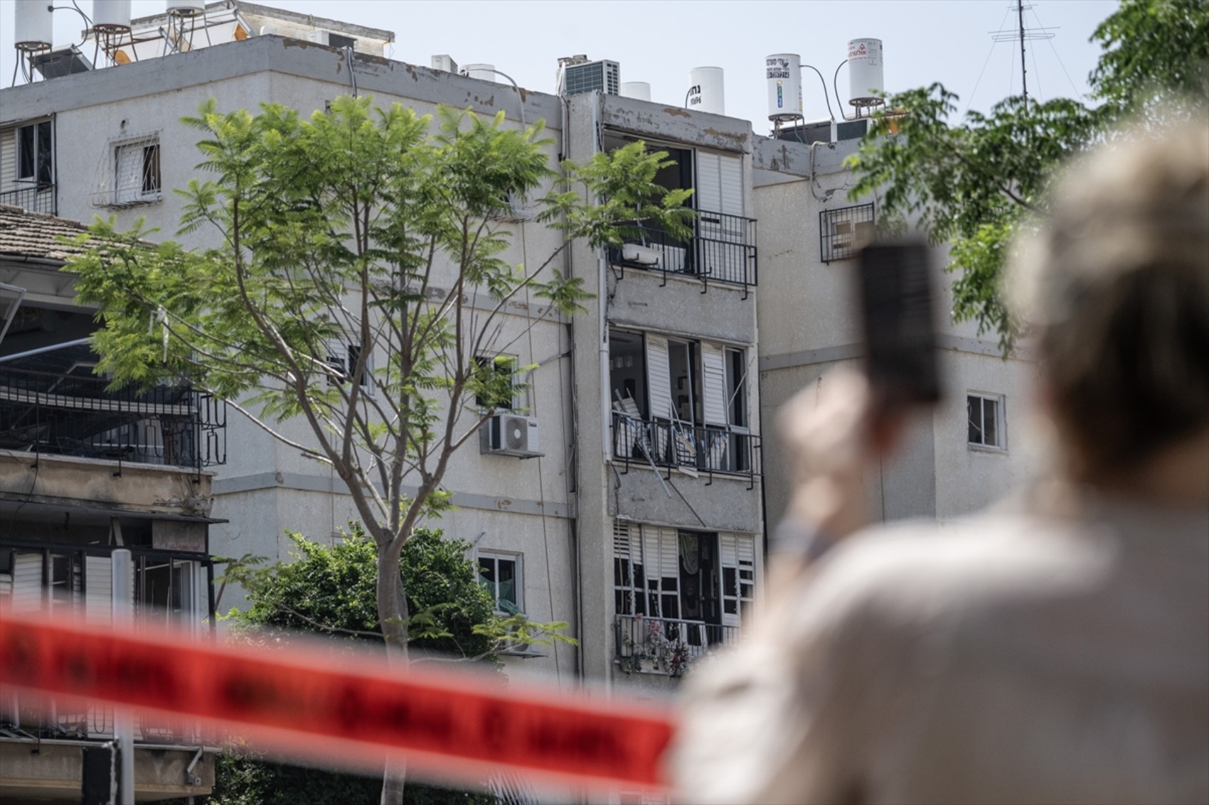 İran'ın misilleme saldırısı yaptığı İsrail'den ilk görüntüler geldi! Binalar yıkıldı, araçlar kullanılamaz hale geldi