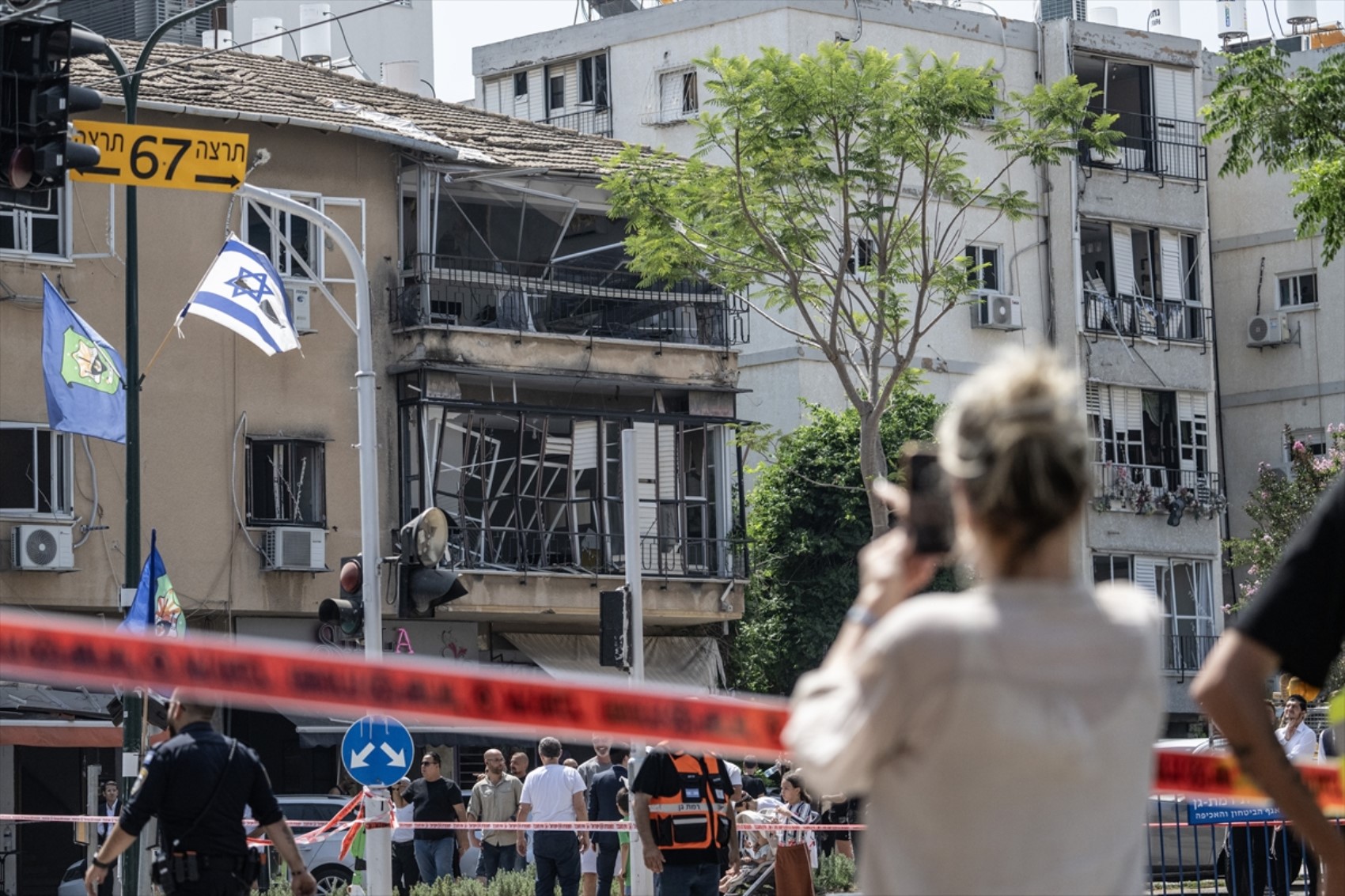 İran'ın misilleme saldırısı yaptığı İsrail'den ilk görüntüler geldi! Binalar yıkıldı, araçlar kullanılamaz hale geldi
