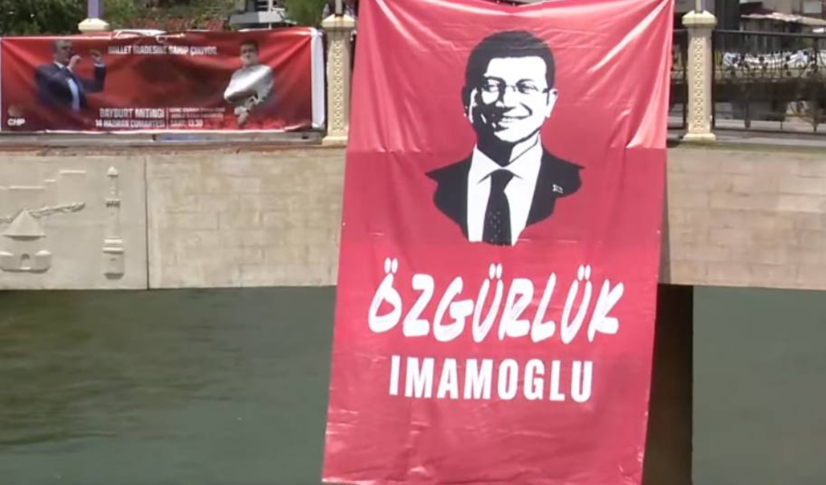 CHP Bayburt’ta sahnede: 'İmamoğlu’na Özgürlük' pankartı köprüde!