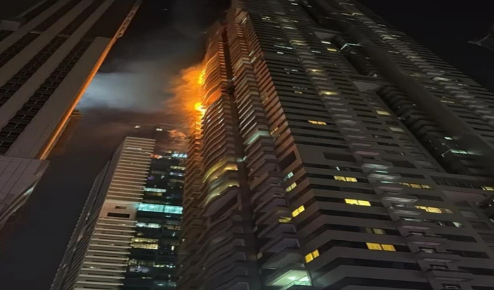 Dubai'de gökdelen alarmı: 67 katlı binada yangın