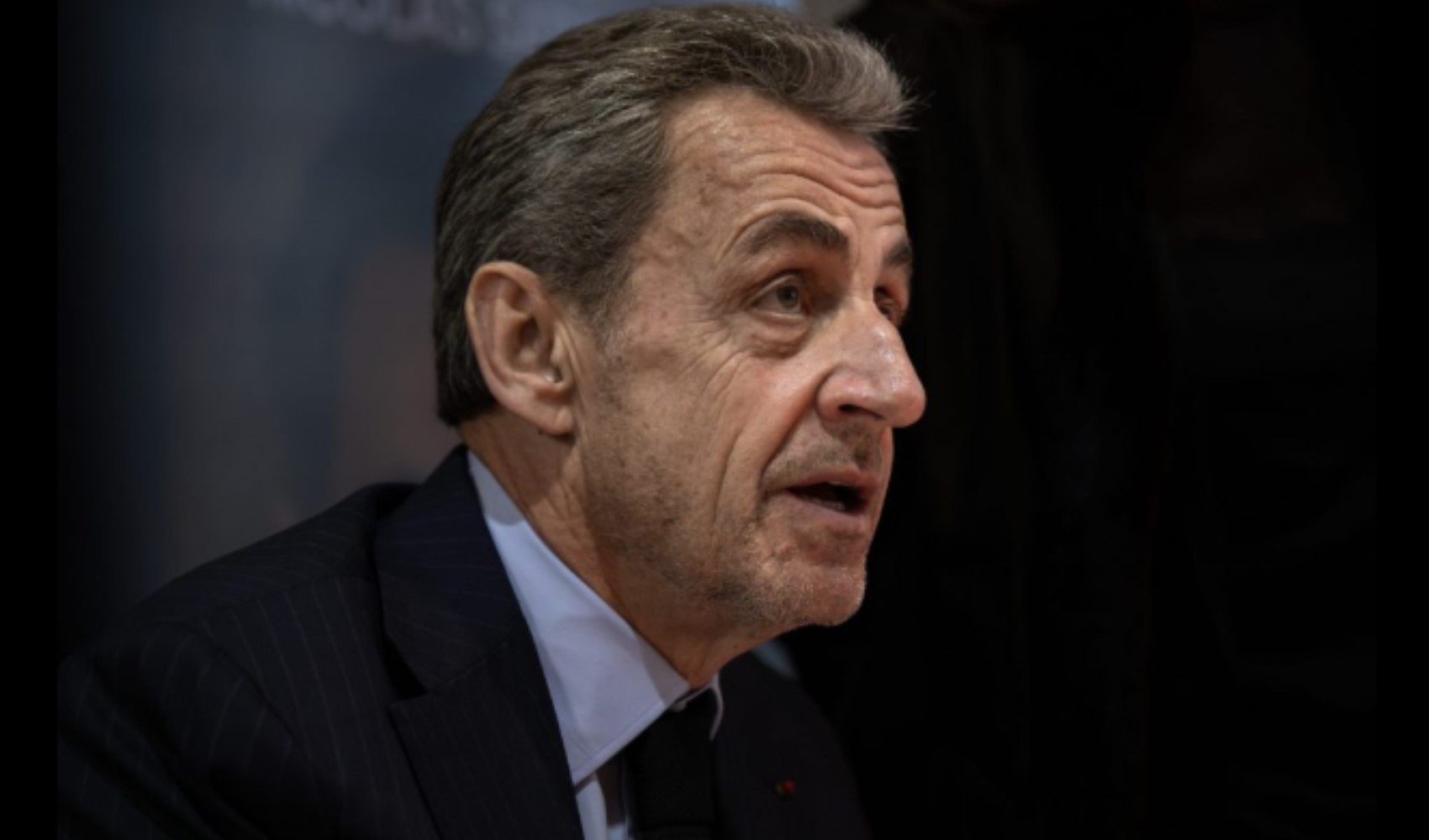 Sarkozy, onur nişanını kaybetti