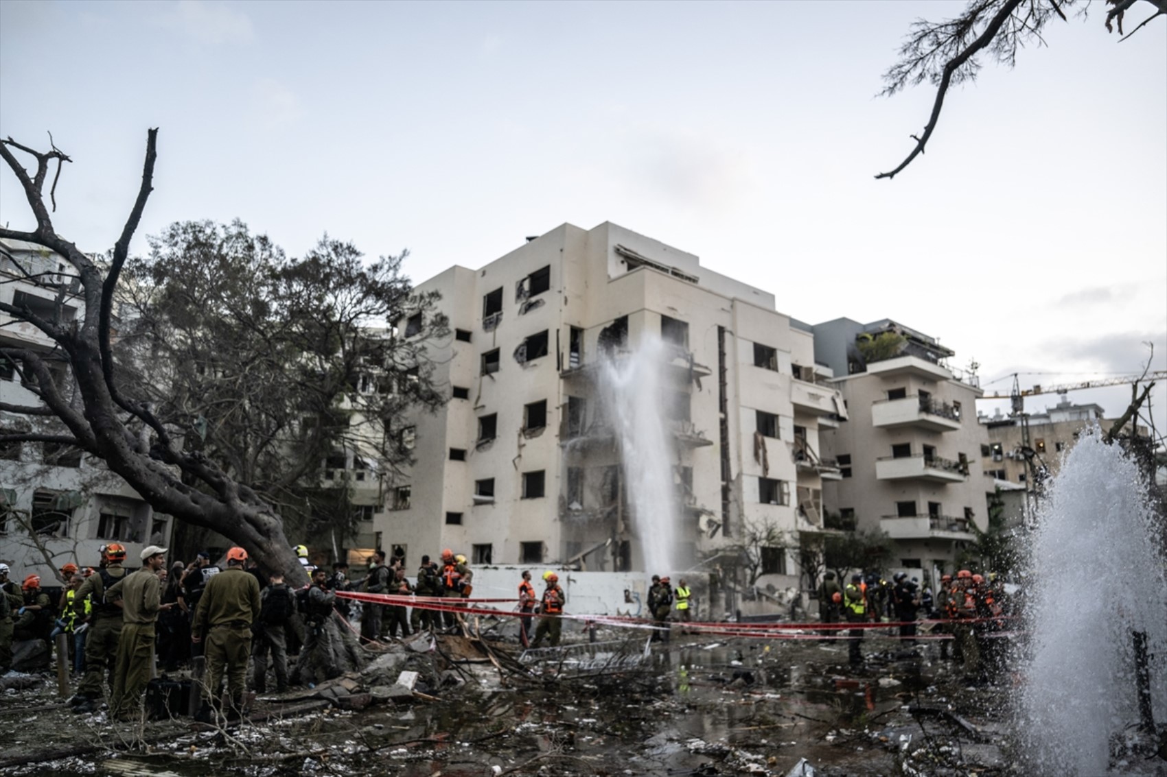 İran'ın gece boyunca balistik füzelerle vurduğu İsrail'den ilk görüntüler! İşte bu sabah Tel Aviv