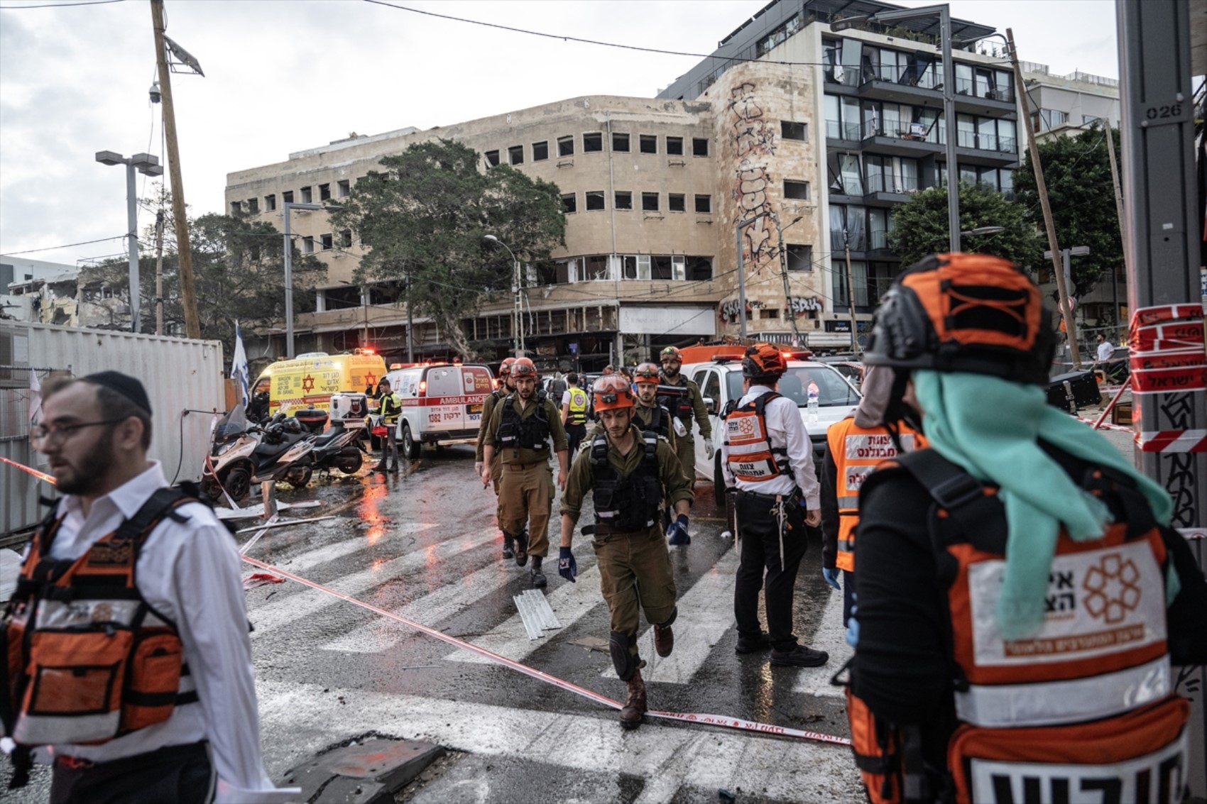 İran'ın gece boyunca balistik füzelerle vurduğu İsrail'den ilk görüntüler! İşte bu sabah Tel Aviv