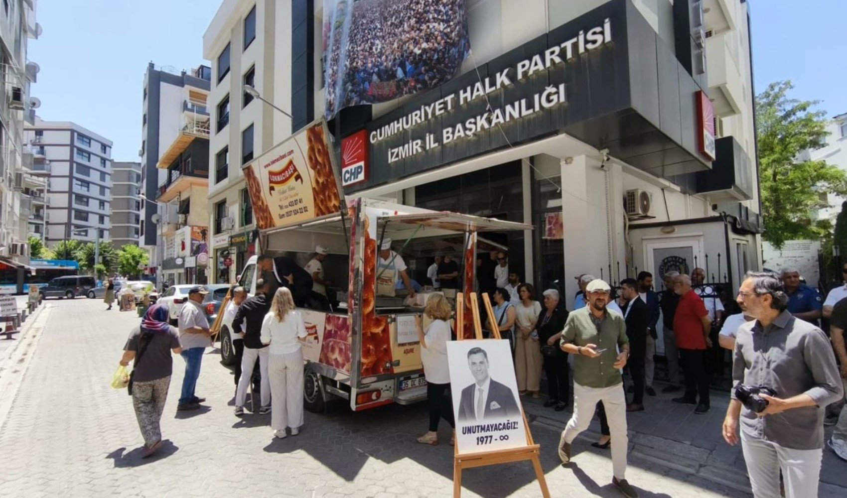 İzmir'de Ferdi Zeyrek anısına lokma hayrı yapıldı