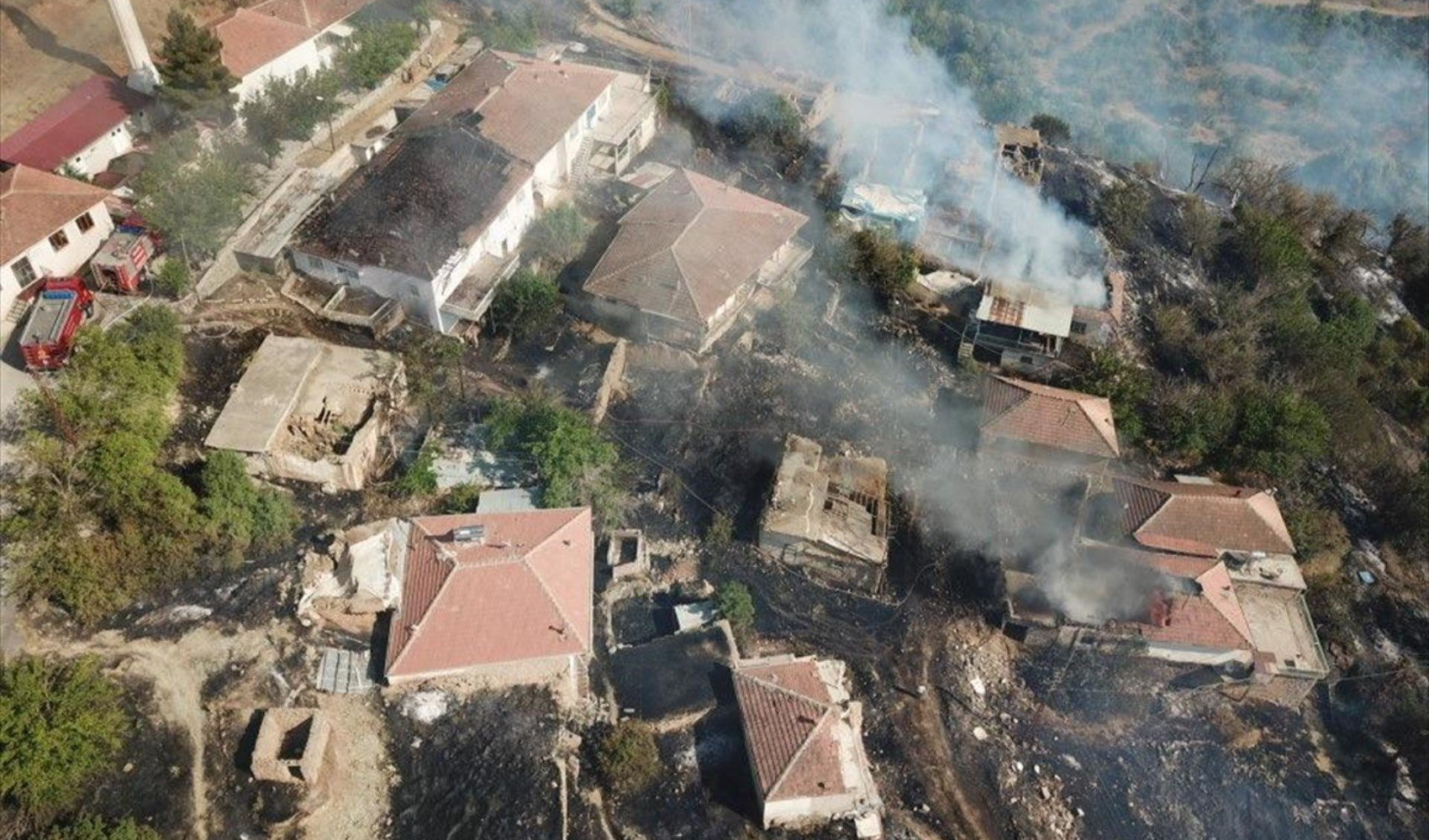 Malatya Kale’de otluk yangını 2 evi yıktı
