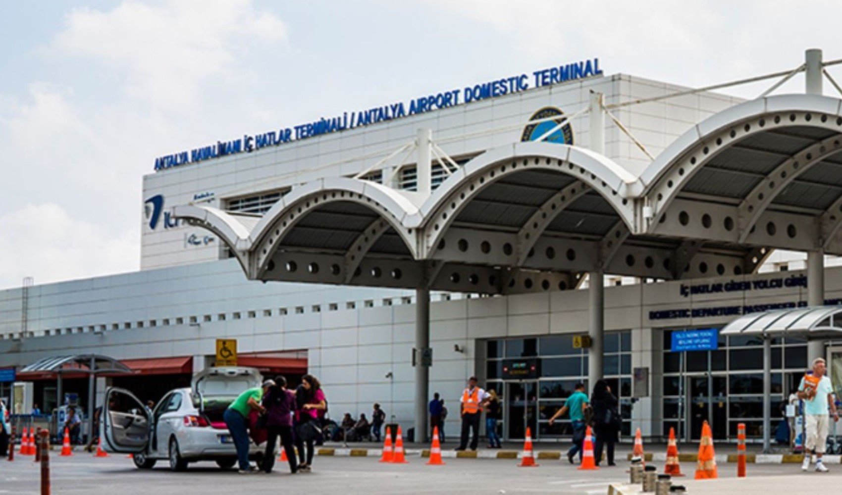 Antalya Havalimanı’nda tavan çöktü! 1 yolcu hafif yaralandı