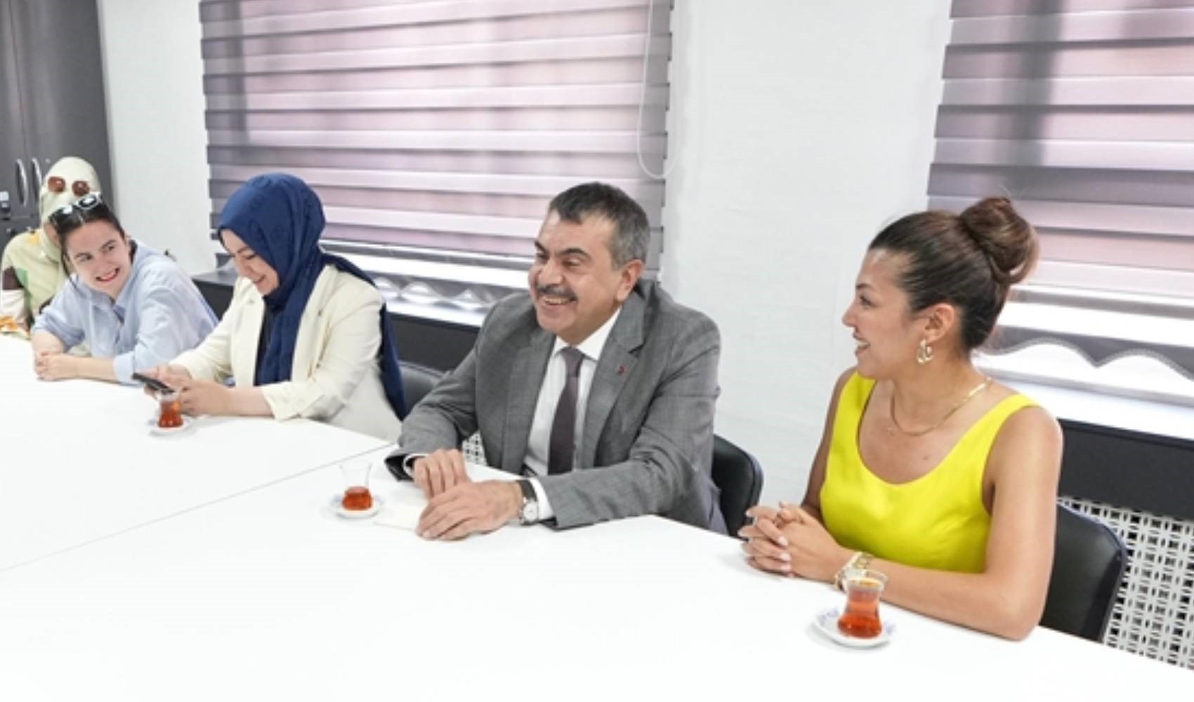Öğretmenden Bakan Tekin'e övgü dolu sözler! 'Kalp atıyorsunuz ya çıldırıyoruz' Öğretmenden Bakan Tekin'e övgü dolu sözler! 'Kalp atıyorsunuz ya çıldırıyoruz'
