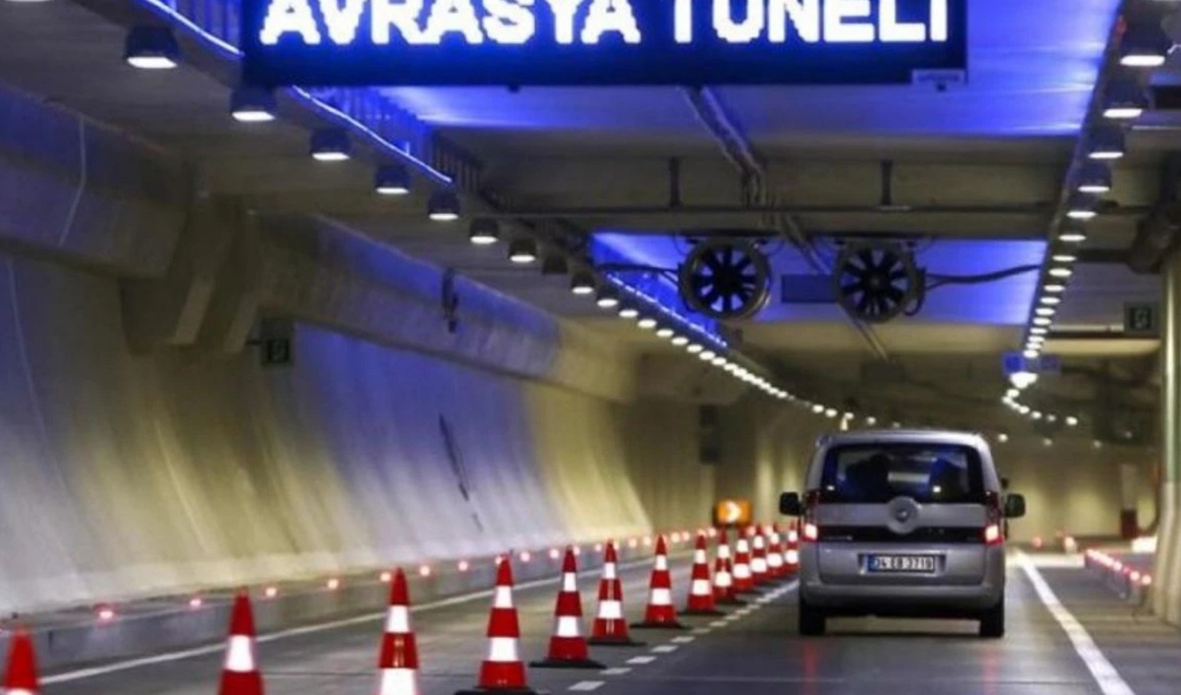 Avrasya tünelinde araç yandı
