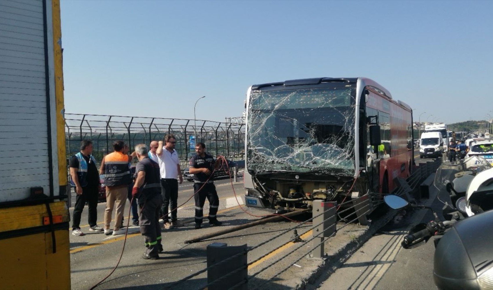 Haliç Köprüsü’nde metrobüs kazası! Bariyerler yola savruldu