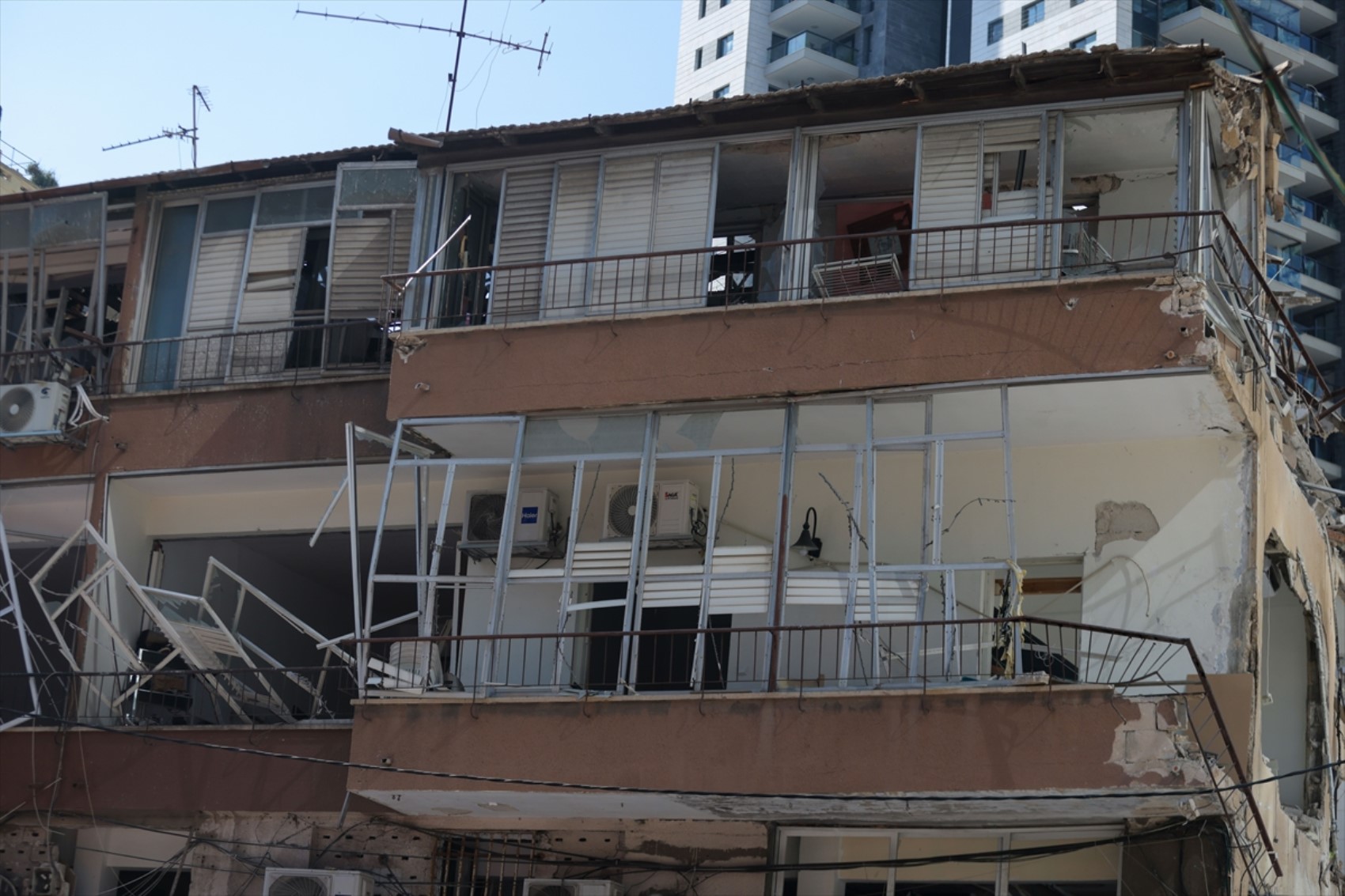 İran-İsrail savaşında 7. gün: Füzelerin isabet ettiği Tel Aviv'den yeni görüntüler
