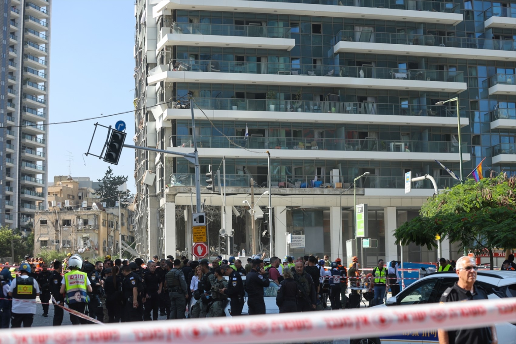 İran-İsrail savaşında 7. gün: Füzelerin isabet ettiği Tel Aviv'den yeni görüntüler