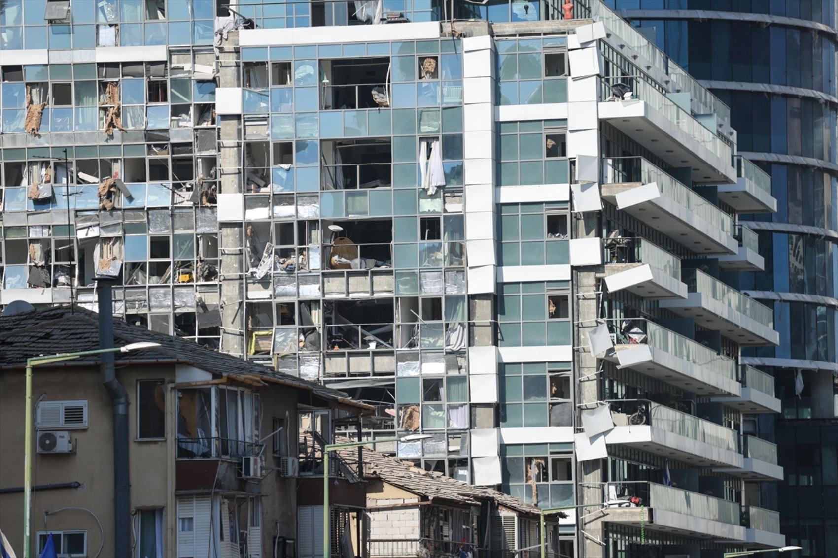 İran-İsrail savaşında 7. gün: Füzelerin isabet ettiği Tel Aviv'den yeni görüntüler