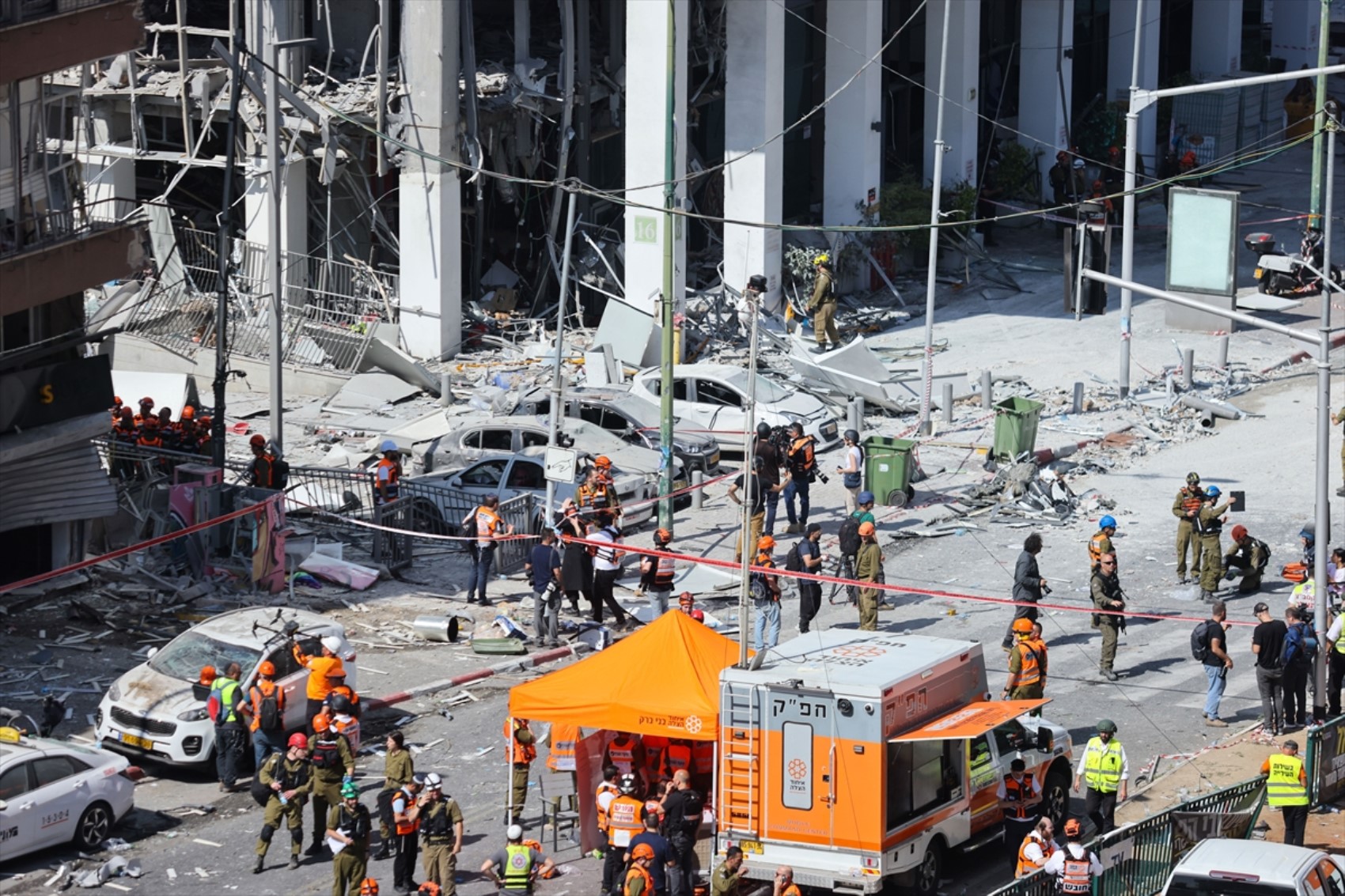 İran-İsrail savaşında 7. gün: Füzelerin isabet ettiği Tel Aviv'den yeni görüntüler