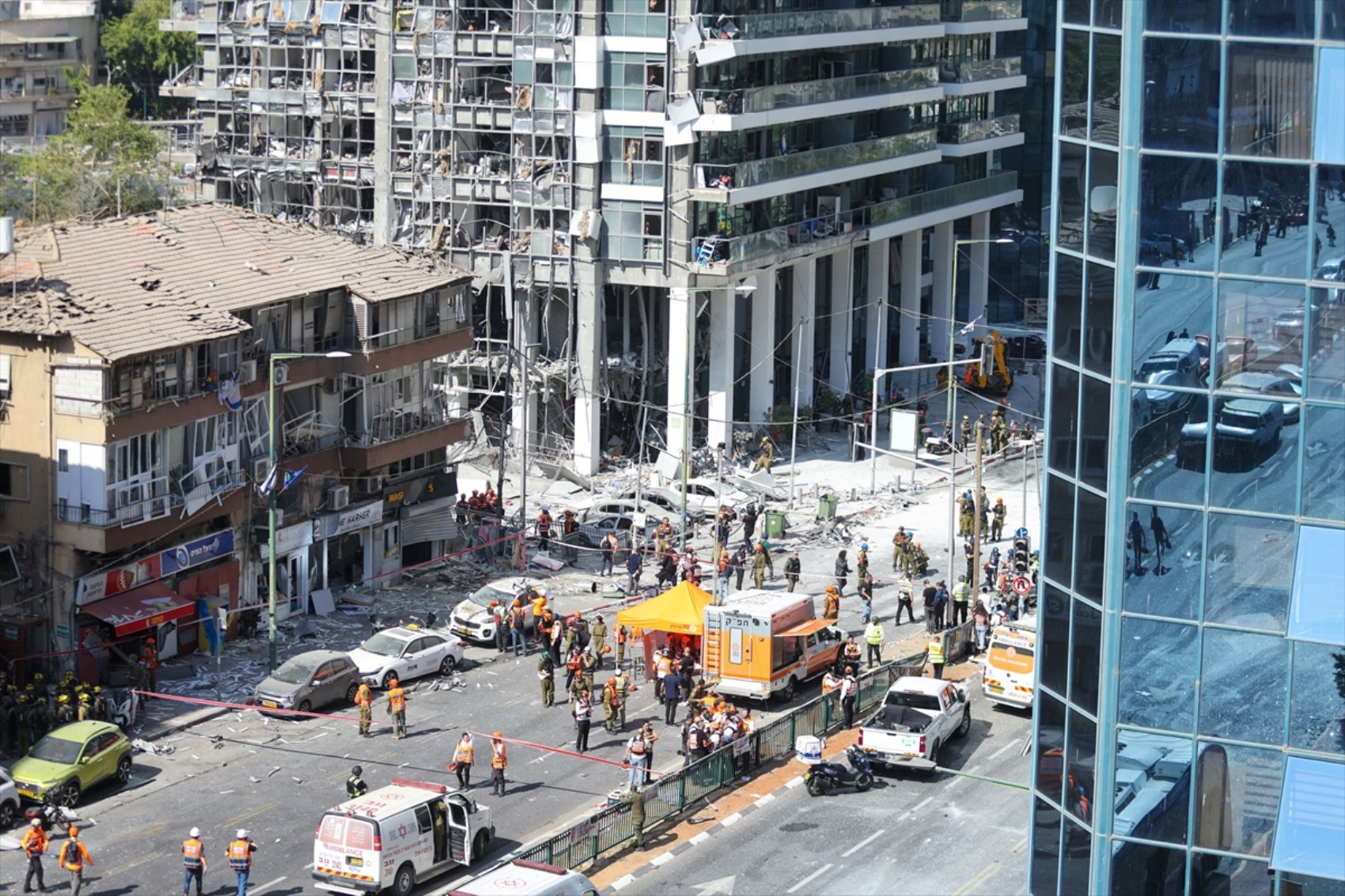 İran-İsrail savaşında 7. gün: Füzelerin isabet ettiği Tel Aviv'den yeni görüntüler