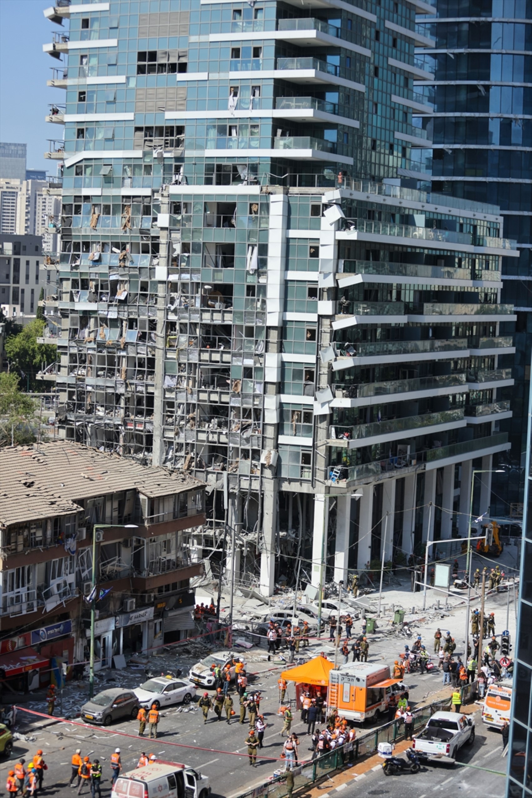 İran-İsrail savaşında 7. gün: Füzelerin isabet ettiği Tel Aviv'den yeni görüntüler
