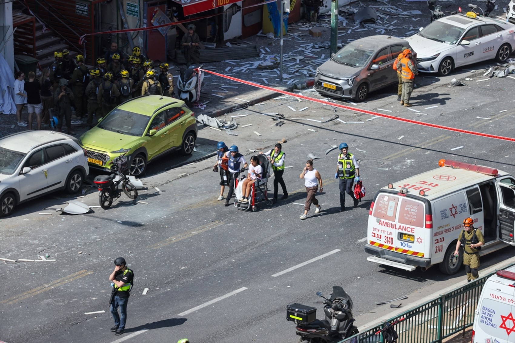 İran-İsrail savaşında 7. gün: Füzelerin isabet ettiği Tel Aviv'den yeni görüntüler