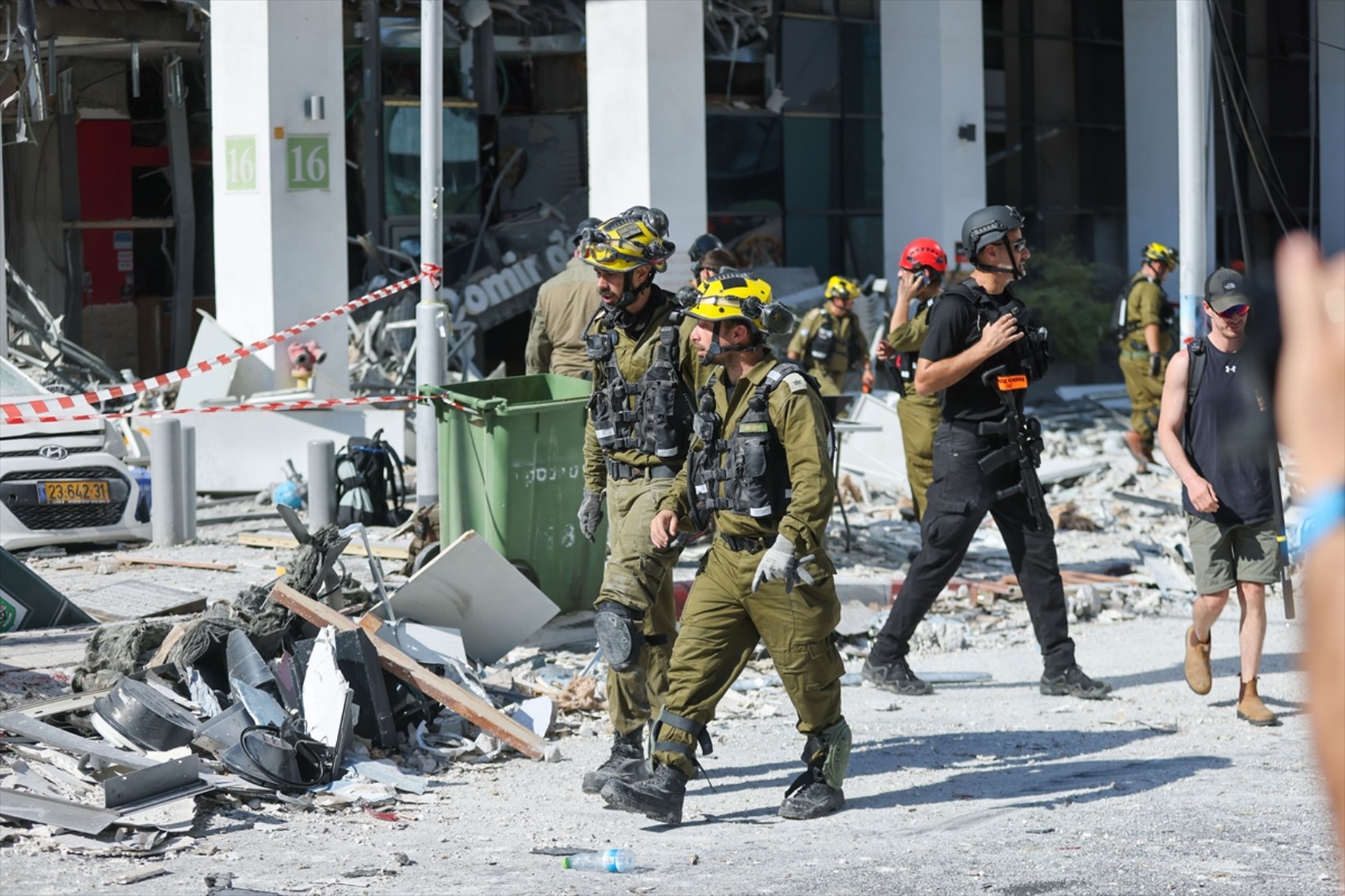 İran-İsrail savaşında 7. gün: Füzelerin isabet ettiği Tel Aviv'den yeni görüntüler