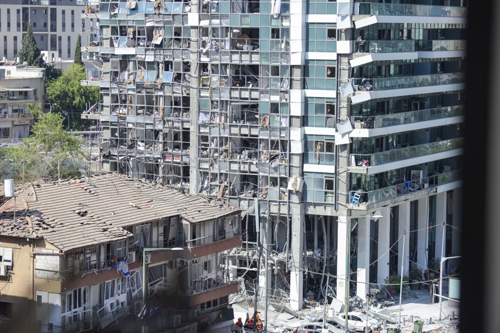 İran-İsrail savaşında 7. gün: Füzelerin isabet ettiği Tel Aviv'den yeni görüntüler