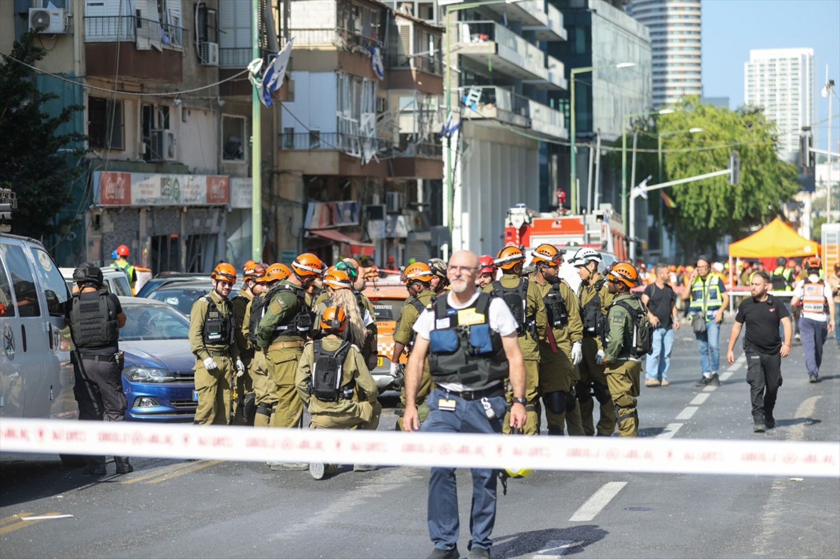 İran-İsrail savaşında 7. gün: Füzelerin isabet ettiği Tel Aviv'den yeni görüntüler