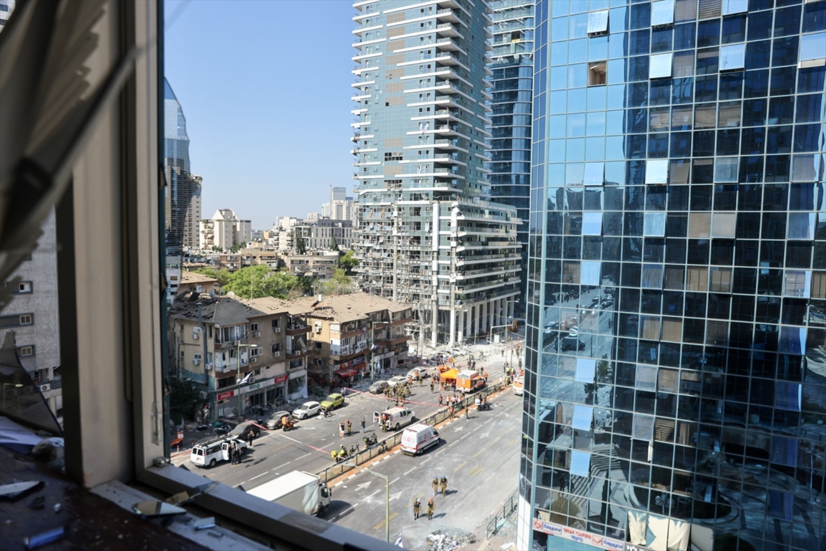 İran-İsrail savaşında 7. gün: Füzelerin isabet ettiği Tel Aviv'den yeni görüntüler