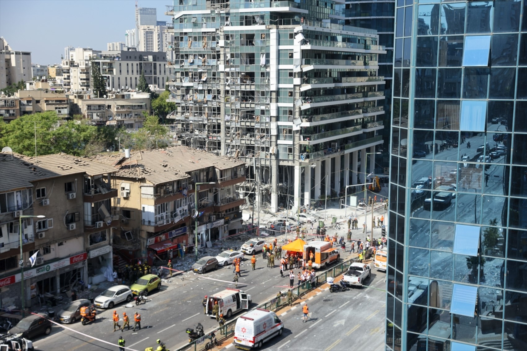 İran-İsrail savaşında 7. gün: Füzelerin isabet ettiği Tel Aviv'den yeni görüntüler