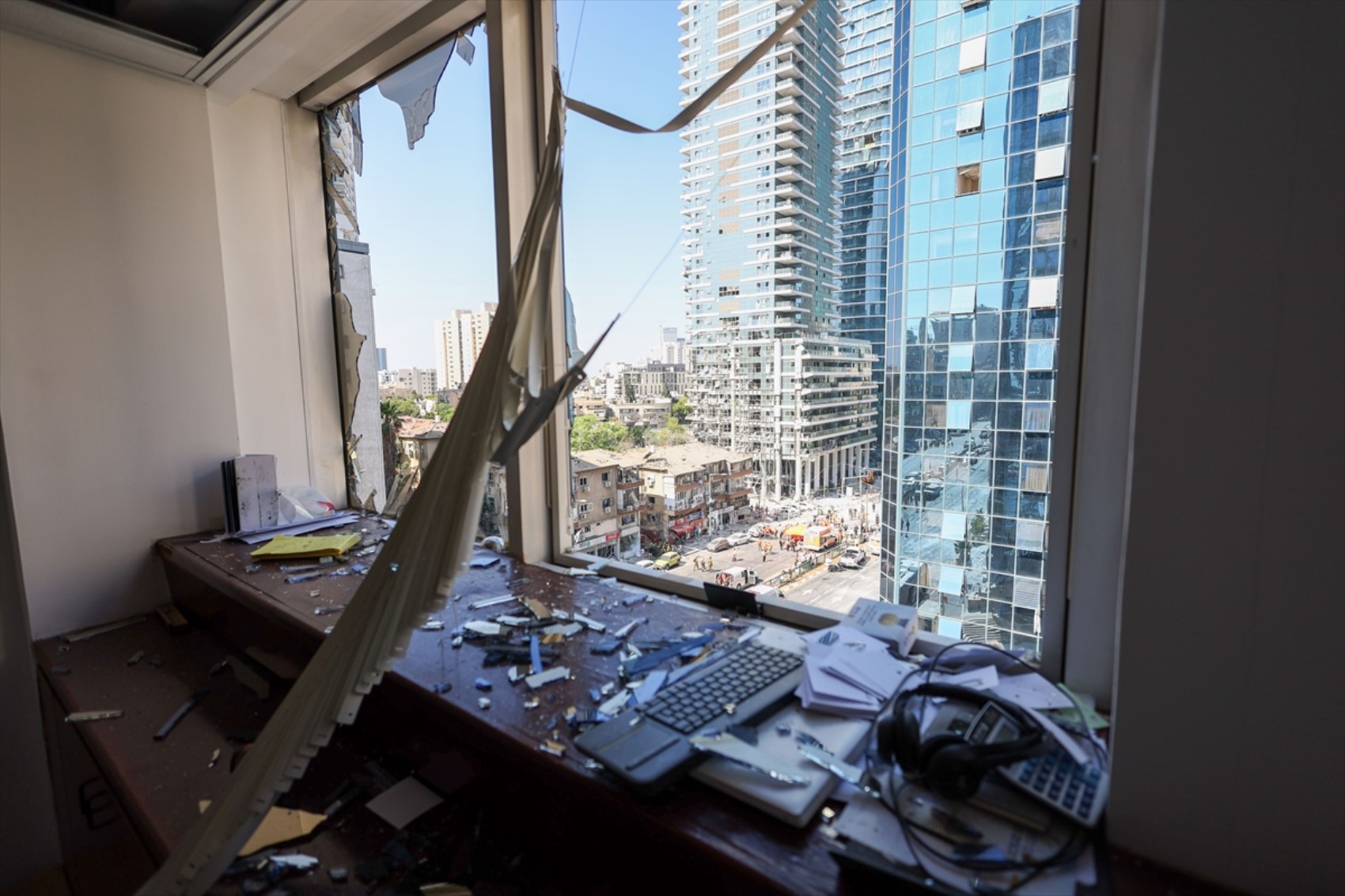 İran-İsrail savaşında 7. gün: Füzelerin isabet ettiği Tel Aviv'den yeni görüntüler