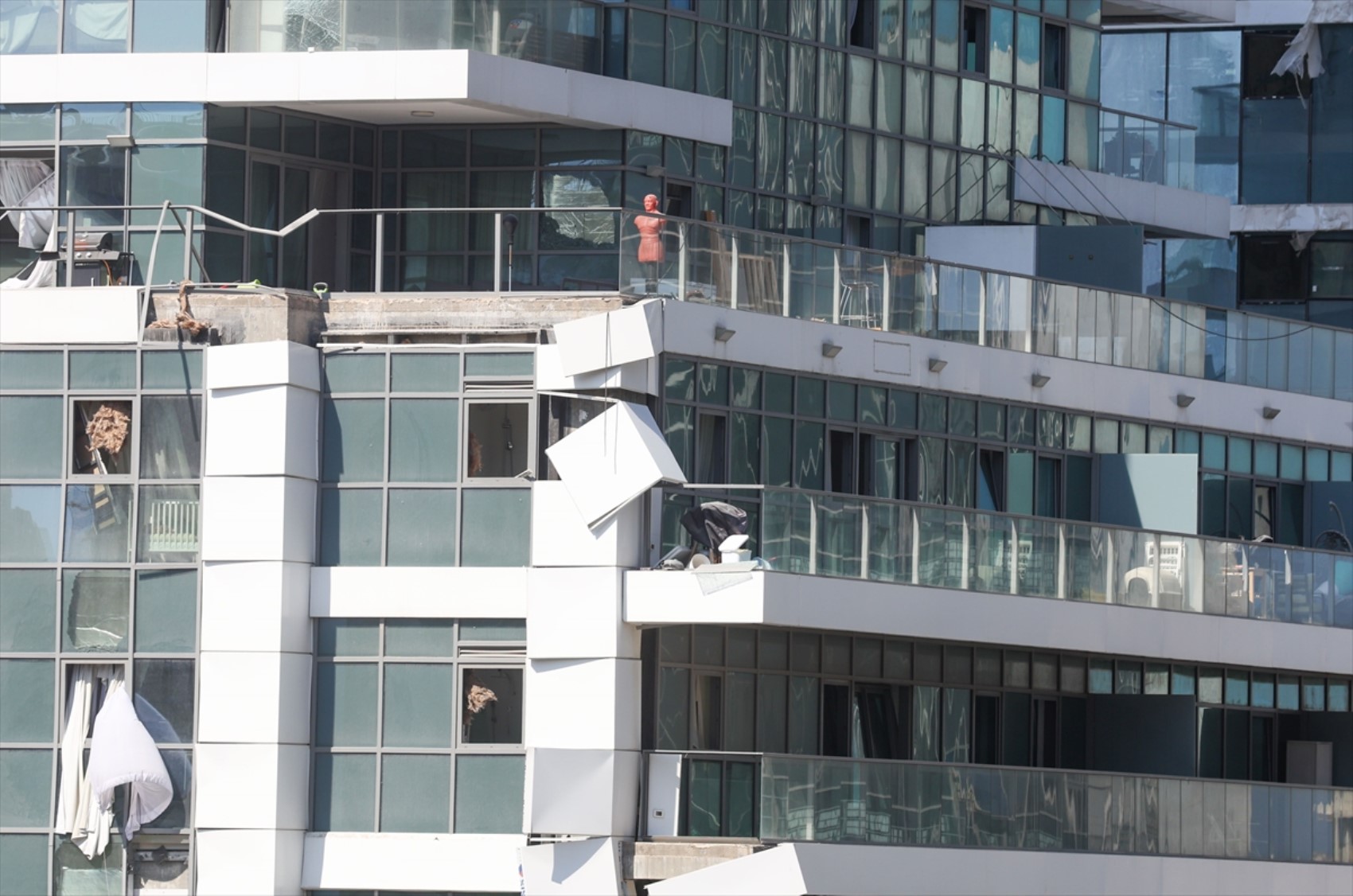İran-İsrail savaşında 7. gün: Füzelerin isabet ettiği Tel Aviv'den yeni görüntüler