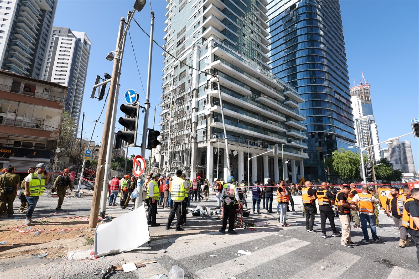 İran-İsrail savaşında 7. gün: Füzelerin isabet ettiği Tel Aviv'den yeni görüntüler