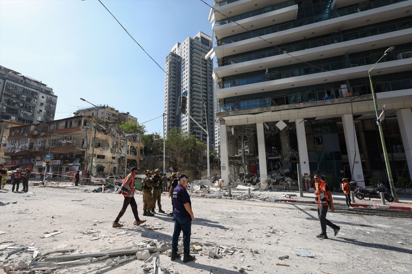 İran-İsrail savaşında 7. gün: Füzelerin isabet ettiği Tel Aviv'den yeni görüntüler