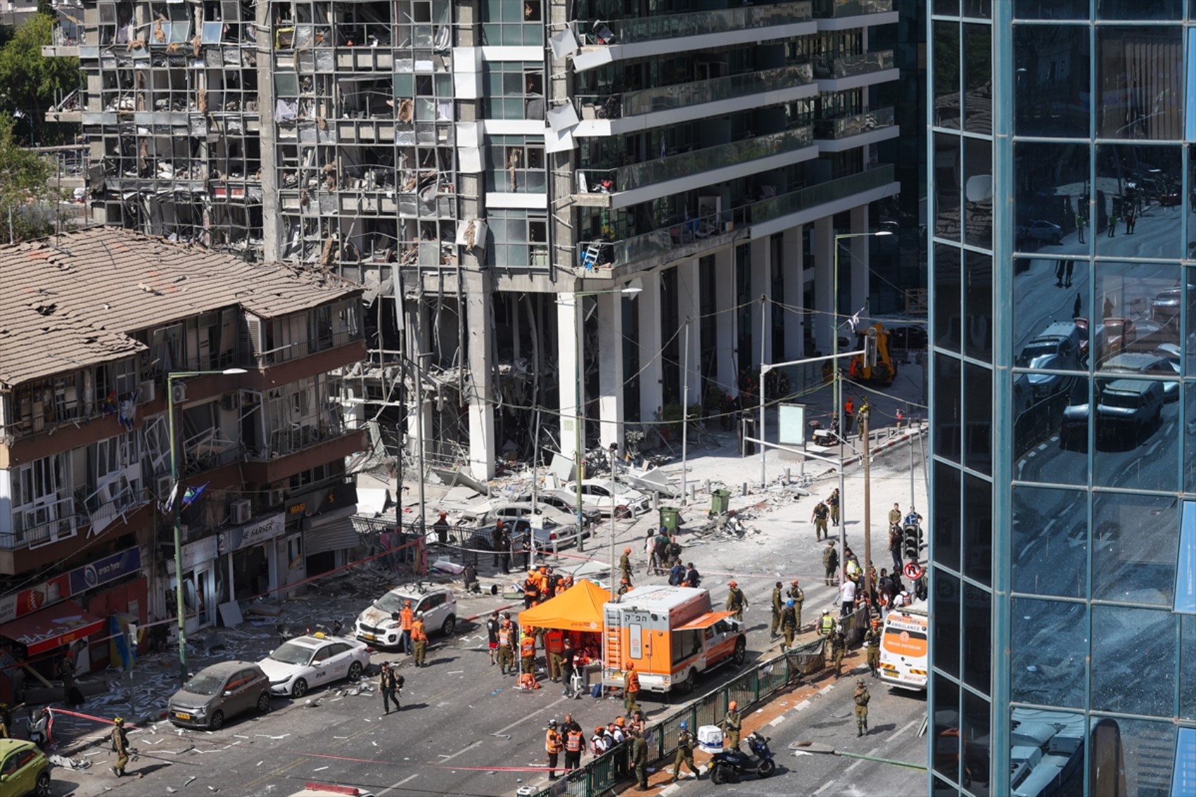 İran-İsrail savaşında 7. gün: Füzelerin isabet ettiği Tel Aviv'den yeni görüntüler