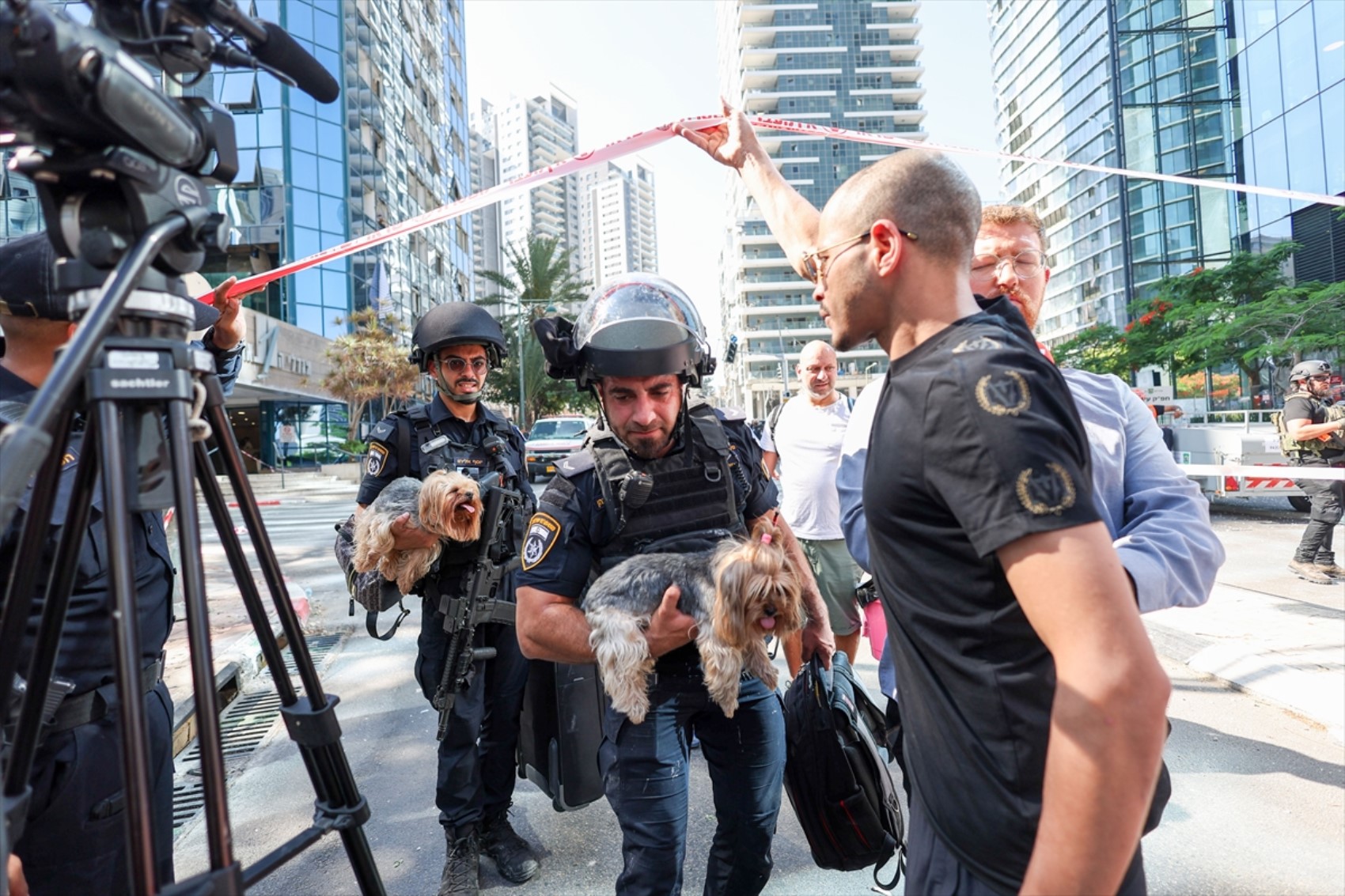 İran-İsrail savaşında 7. gün: Füzelerin isabet ettiği Tel Aviv'den yeni görüntüler