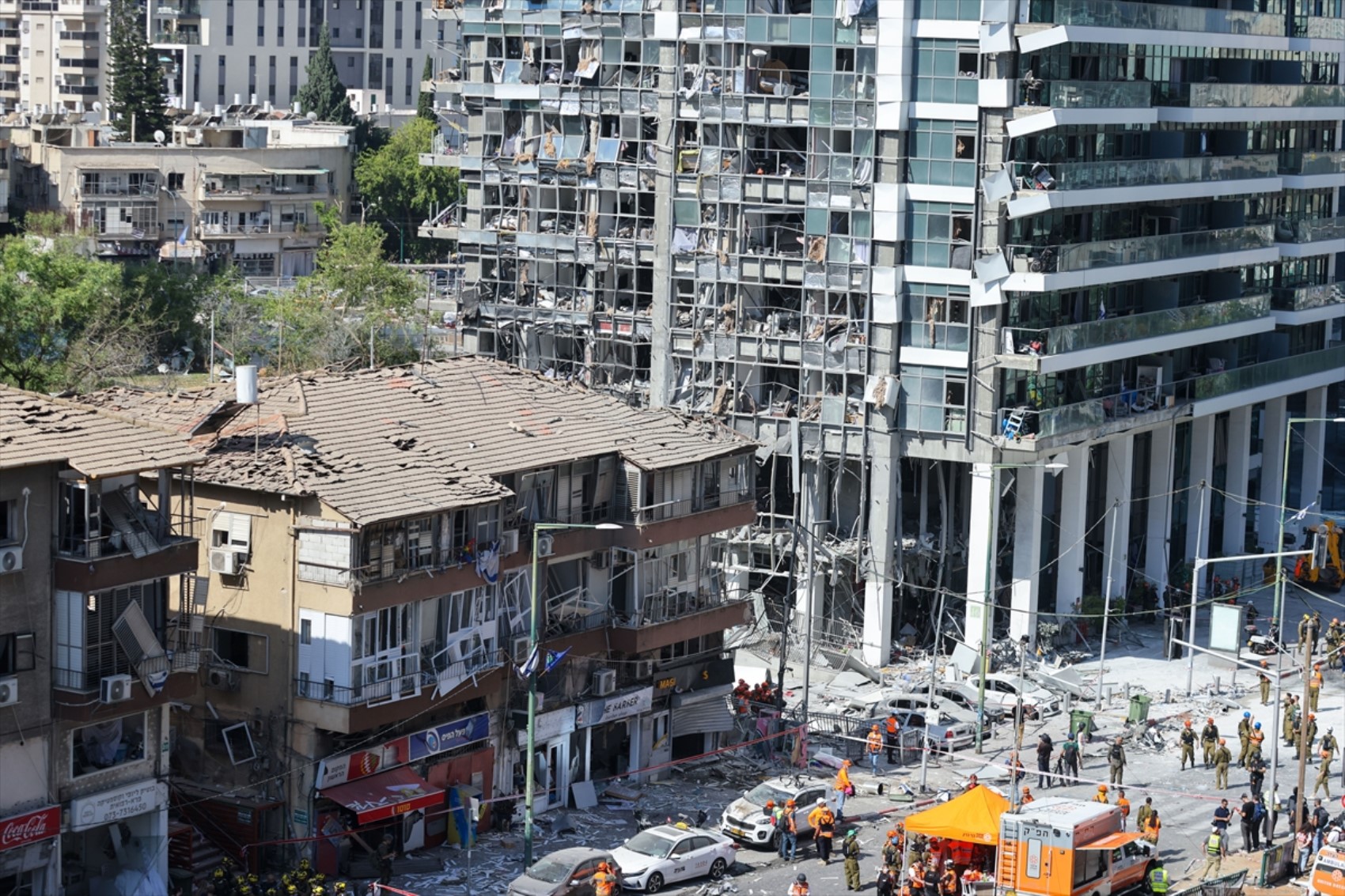 İran-İsrail savaşında 7. gün: Füzelerin isabet ettiği Tel Aviv'den yeni görüntüler