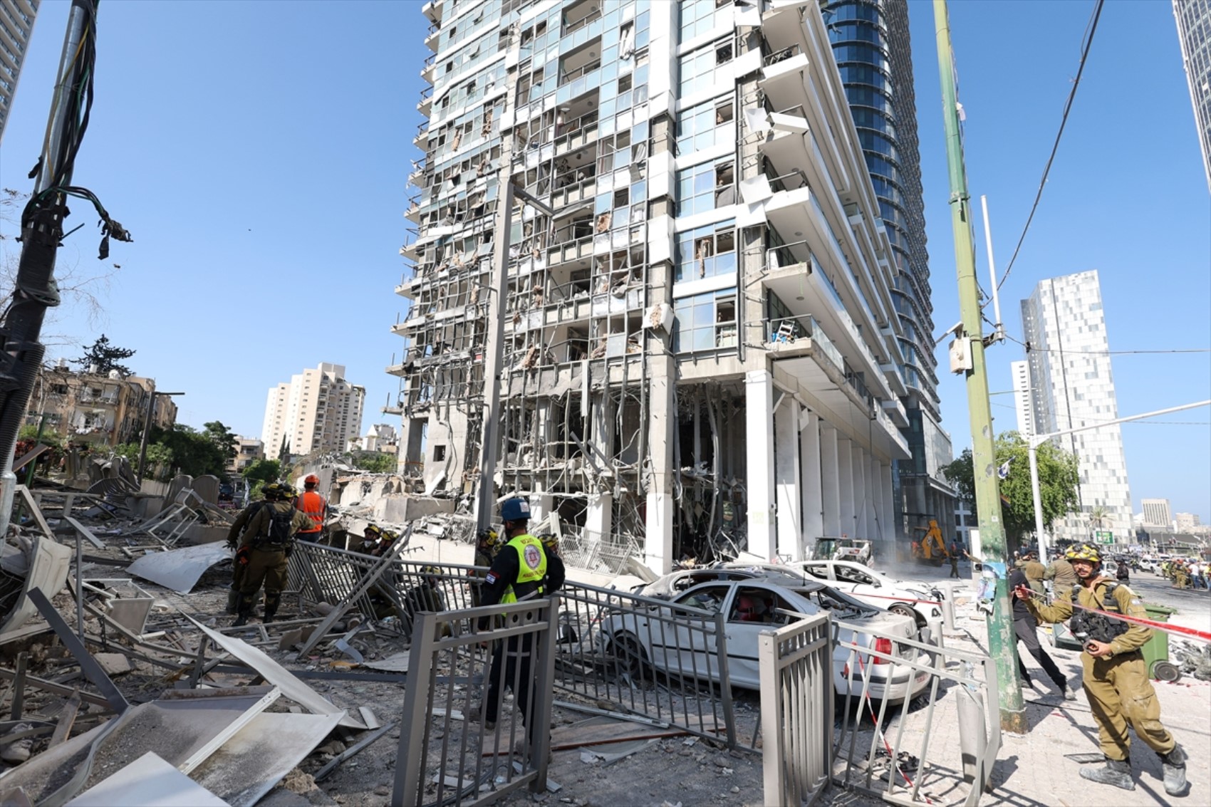 İran-İsrail savaşında 7. gün: Füzelerin isabet ettiği Tel Aviv'den yeni görüntüler