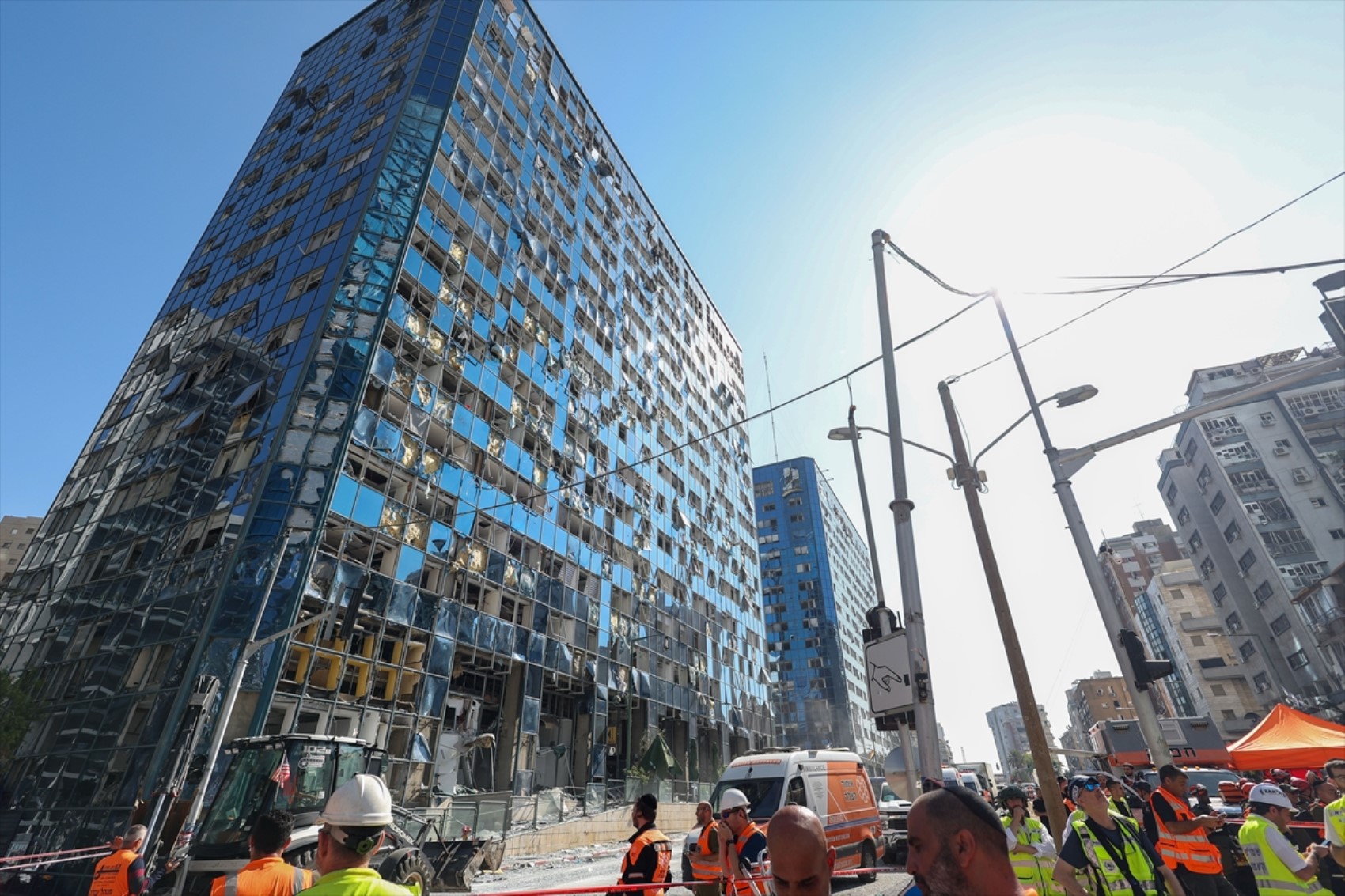 İran-İsrail savaşında 7. gün: Füzelerin isabet ettiği Tel Aviv'den yeni görüntüler