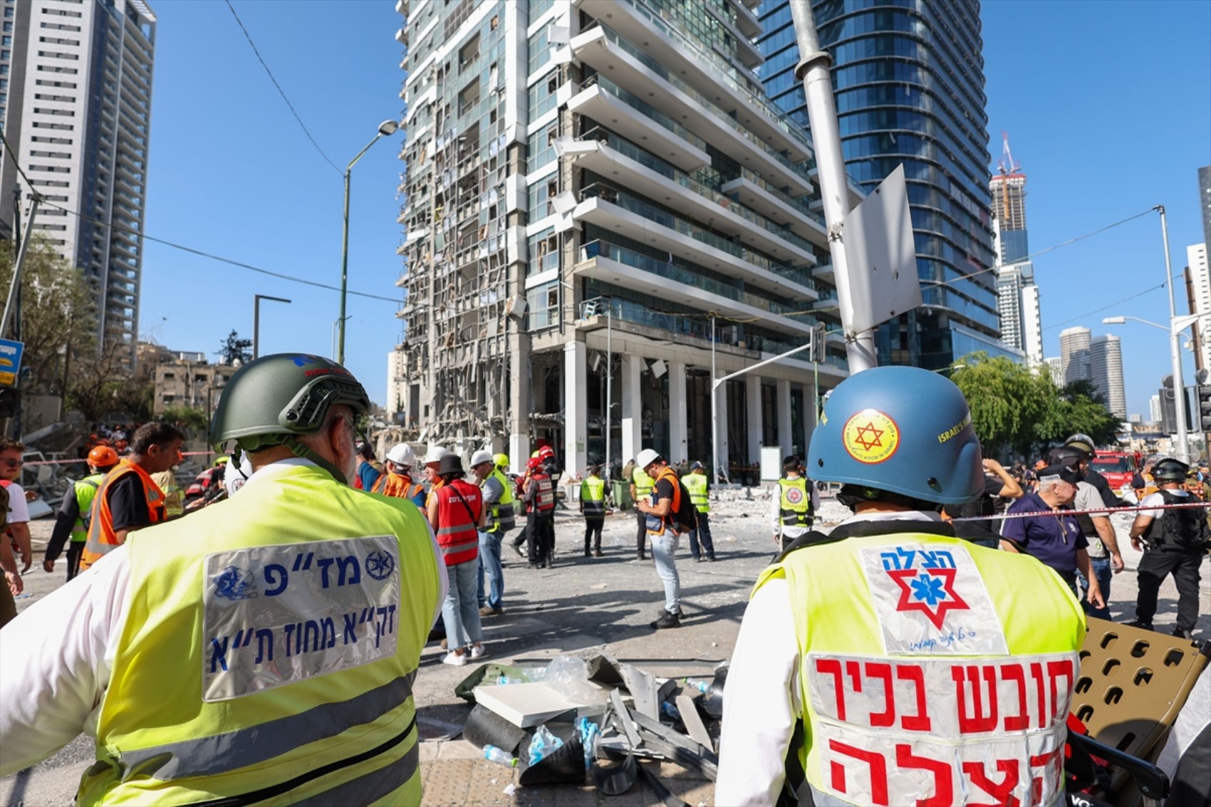 İran-İsrail savaşında 7. gün: Füzelerin isabet ettiği Tel Aviv'den yeni görüntüler
