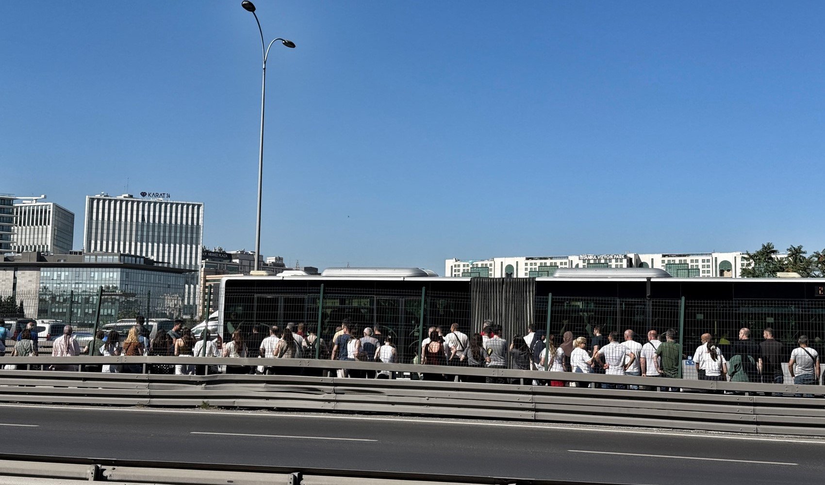 Sefaköy metrobüs durağında panik! Lastikten dumanlar yükseldi