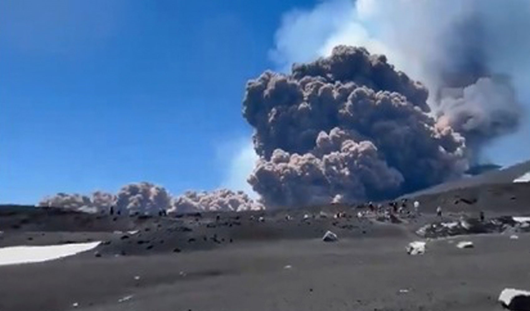 Etna Yanardağı yine patladı: Turistlerin kaçış anı kamerada!