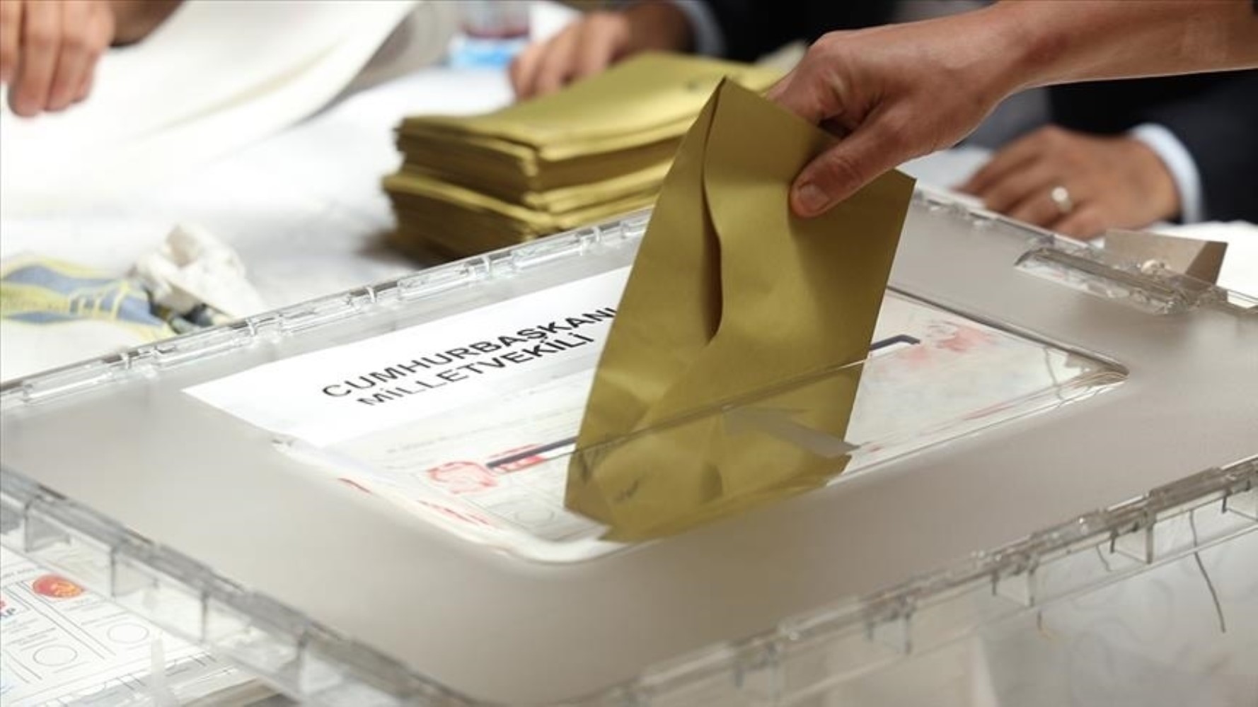 Anketlerde iktidara darbe üstüne darbe: O iki partideki değişim dikkat çekti