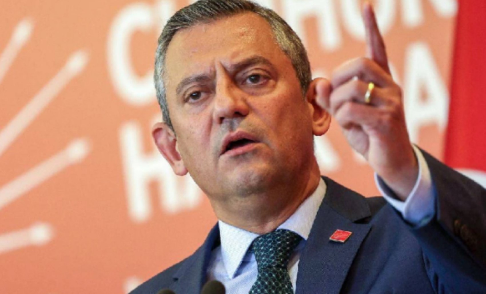 Özgür Özel'den net kurultay mesajı: Anket sonuçlarına da değindi!