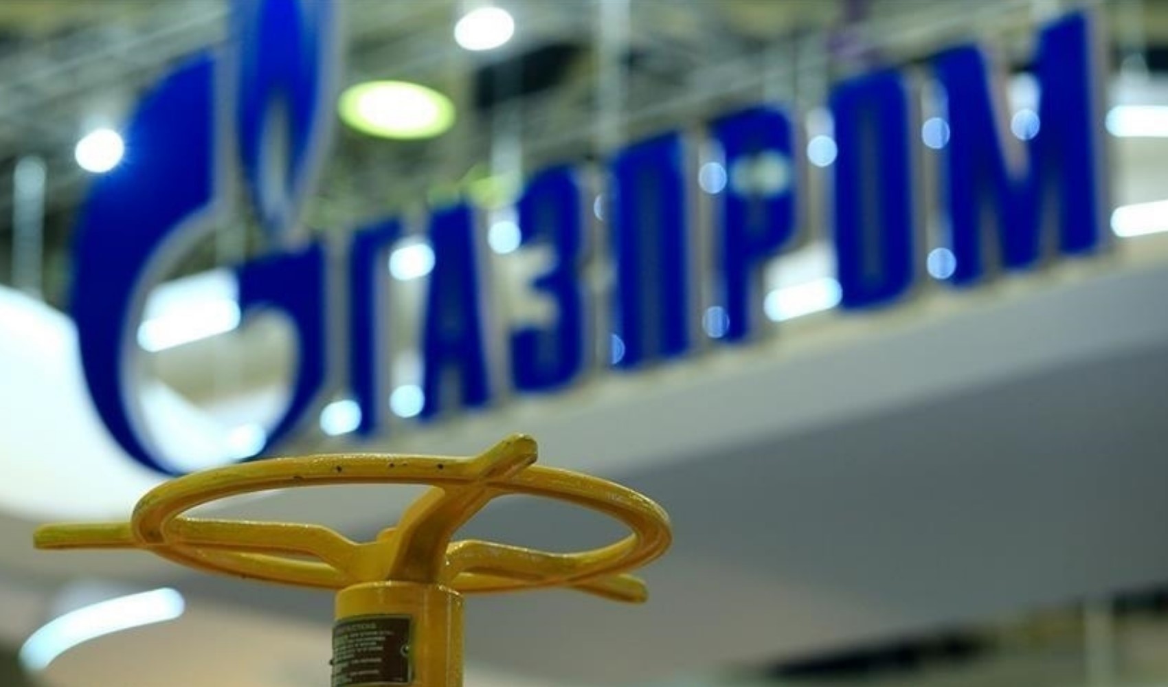 Gazprom yazısı önünde sarı renkli vana bulunan yakın plan görüntü.