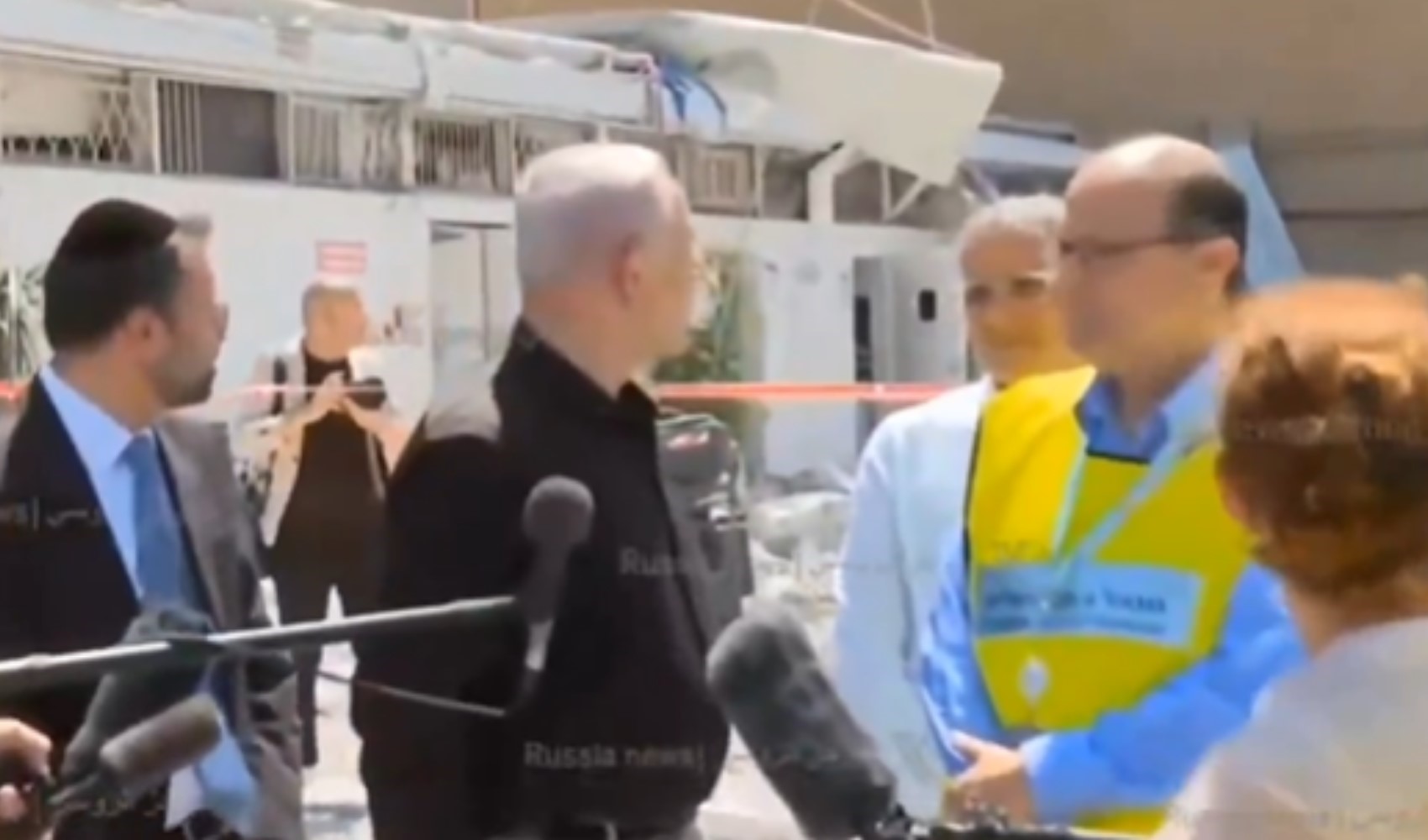 Netanyahu canlı yayında konuşurken bina çöktü