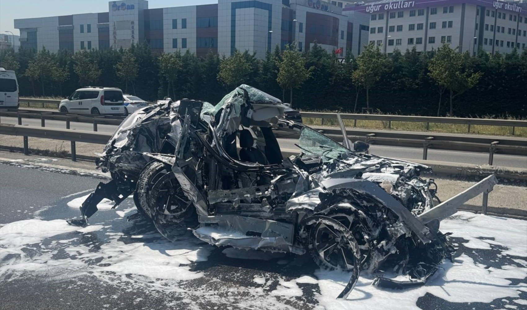 Sancaktepe'de tır ve kamyon arasında sıkışan otomobildeki 2 kişi yaralandı