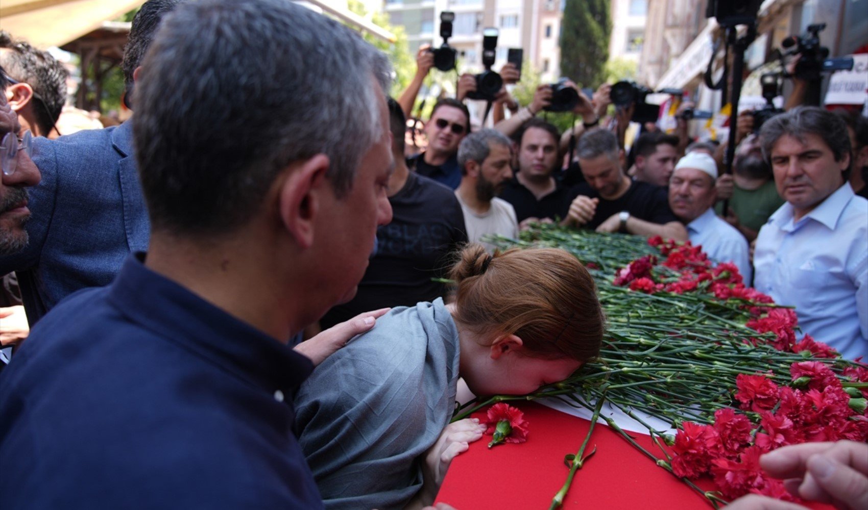 Ferdi Zeyrek'in kızı Nehir Zeyrek'i sınava Özgür Özel götürecek