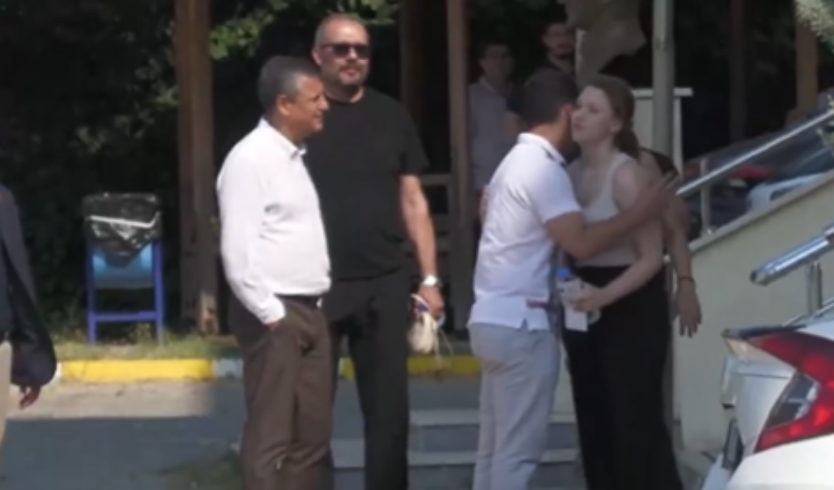 Sınav günü yalnız bırakmadı: Özgür Özel, Ferdi Zeyrek'in kızını üniversite sınavına götürdü Sınav günü yalnız bırakmadı: Özgür Özel, Ferdi Zeyrek'in kızını üniversite sınavına götürdü