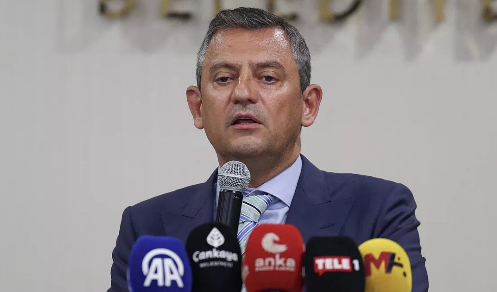 Özgür Özel'den 'korkan iktidar' göndermeli Fatih Altaylı mesajı: Serbest bırakılmalıdır
