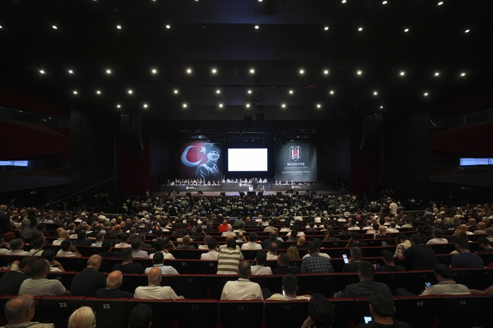 Beşiktaş’ın geleceği için kritik genel kurul! Yeni projelere yetki verildi