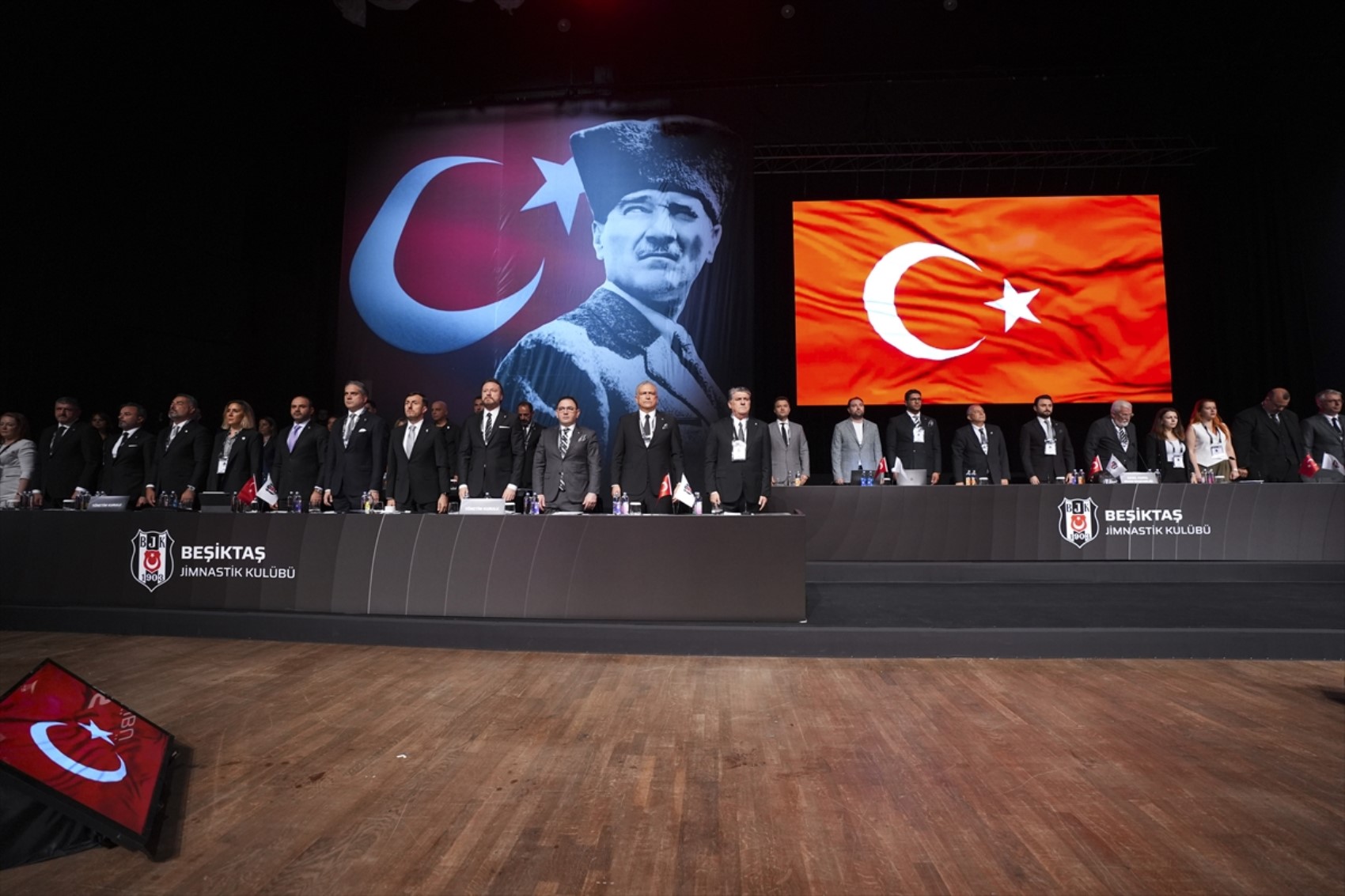 Beşiktaş’ın geleceği için kritik genel kurul! Yeni projelere yetki verildi
