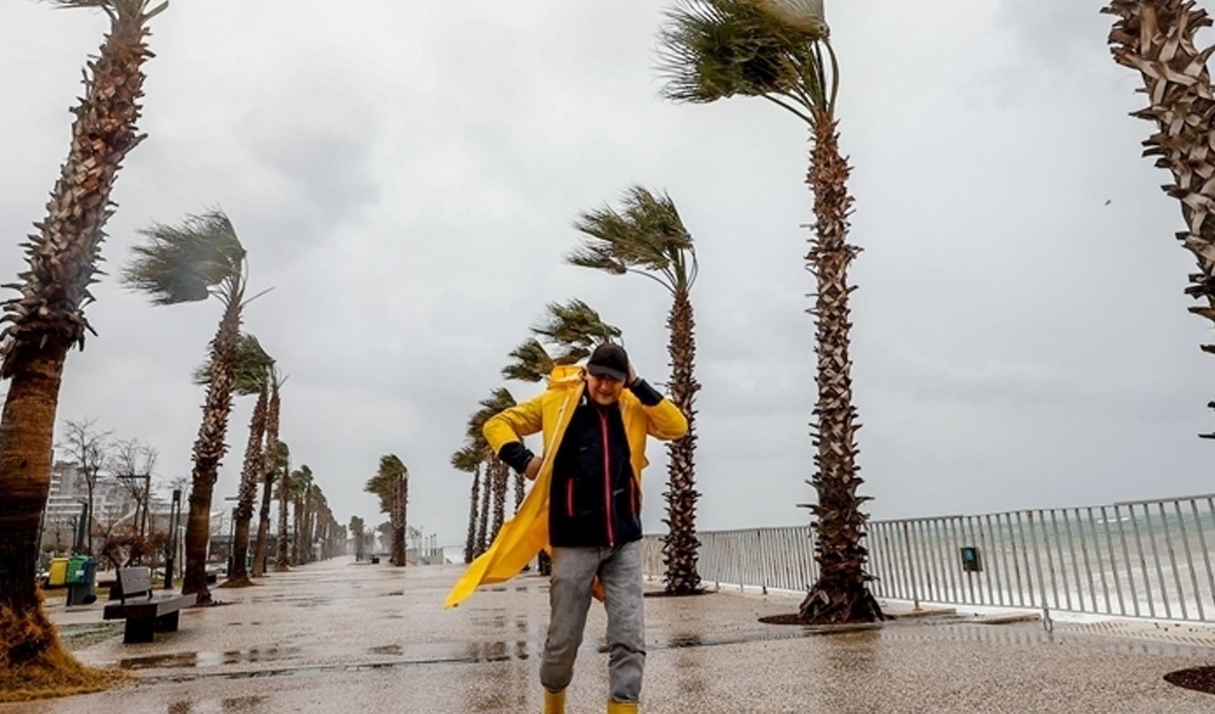 Meteoroloji'den kuvvetli rüzgar ve sağanak uyarısı: Sıcaklıklar 4 derece birden düşecek! İşte il il 22 Haziran Pazar hava durumu...