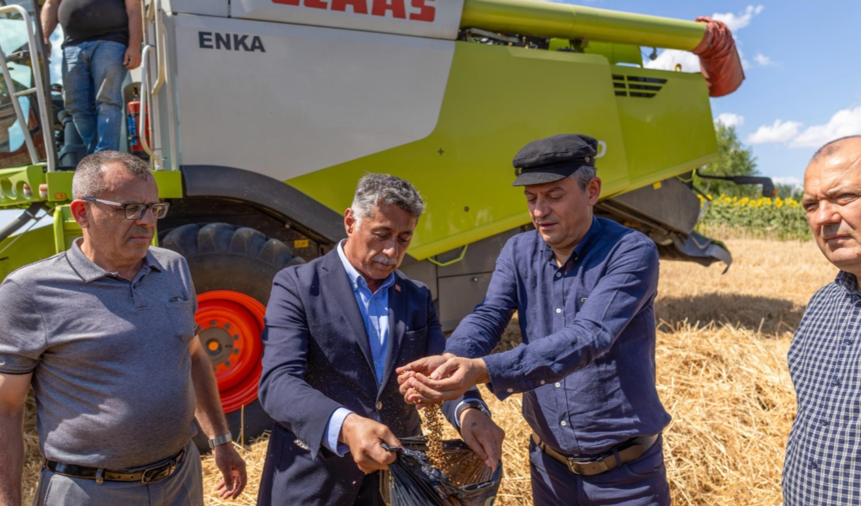 Tekirdağ’da miting öncesi hasat ziyareti! Özel, halkın sorunlarını dinledi Tekirdağ’da miting öncesi hasat ziyareti! Özel, halkın sorunlarını dinledi