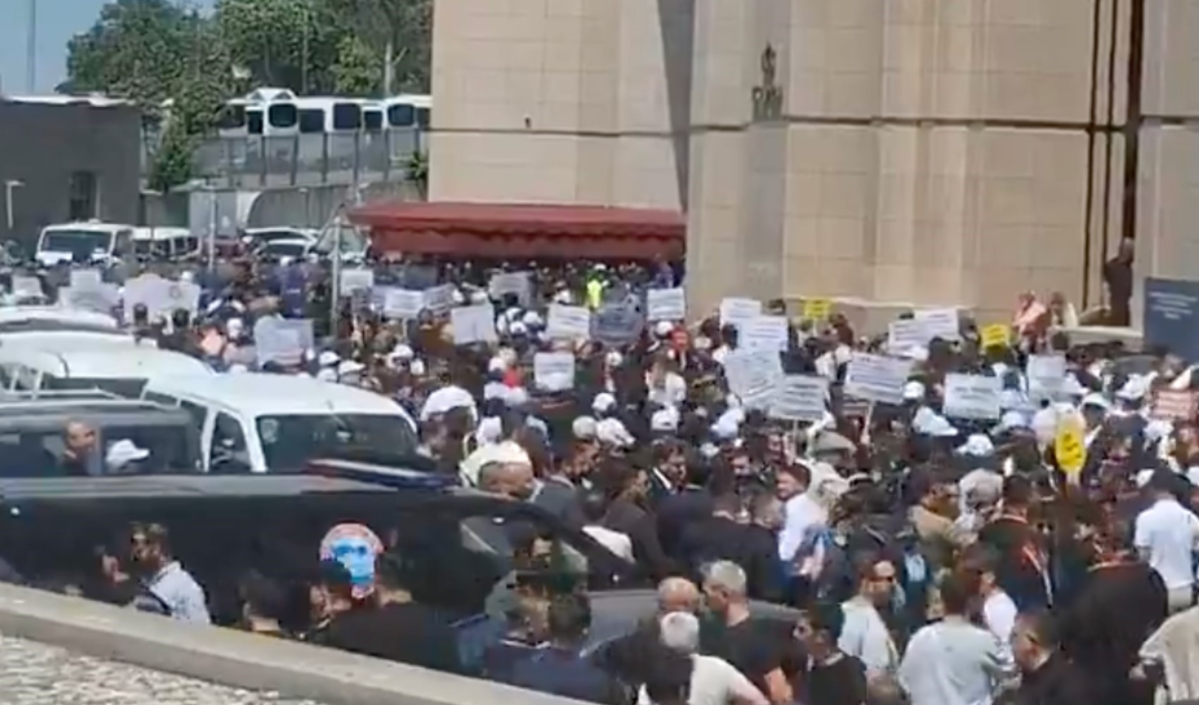 Çağlayan Adliyesi'nde tansiyon yükseldi: Avukatların 'savunma' yürüyüşüne polis engeli Çağlayan Adliyesi'nde tansiyon yükseldi: Avukatların 'savunma' yürüyüşüne polis engeli